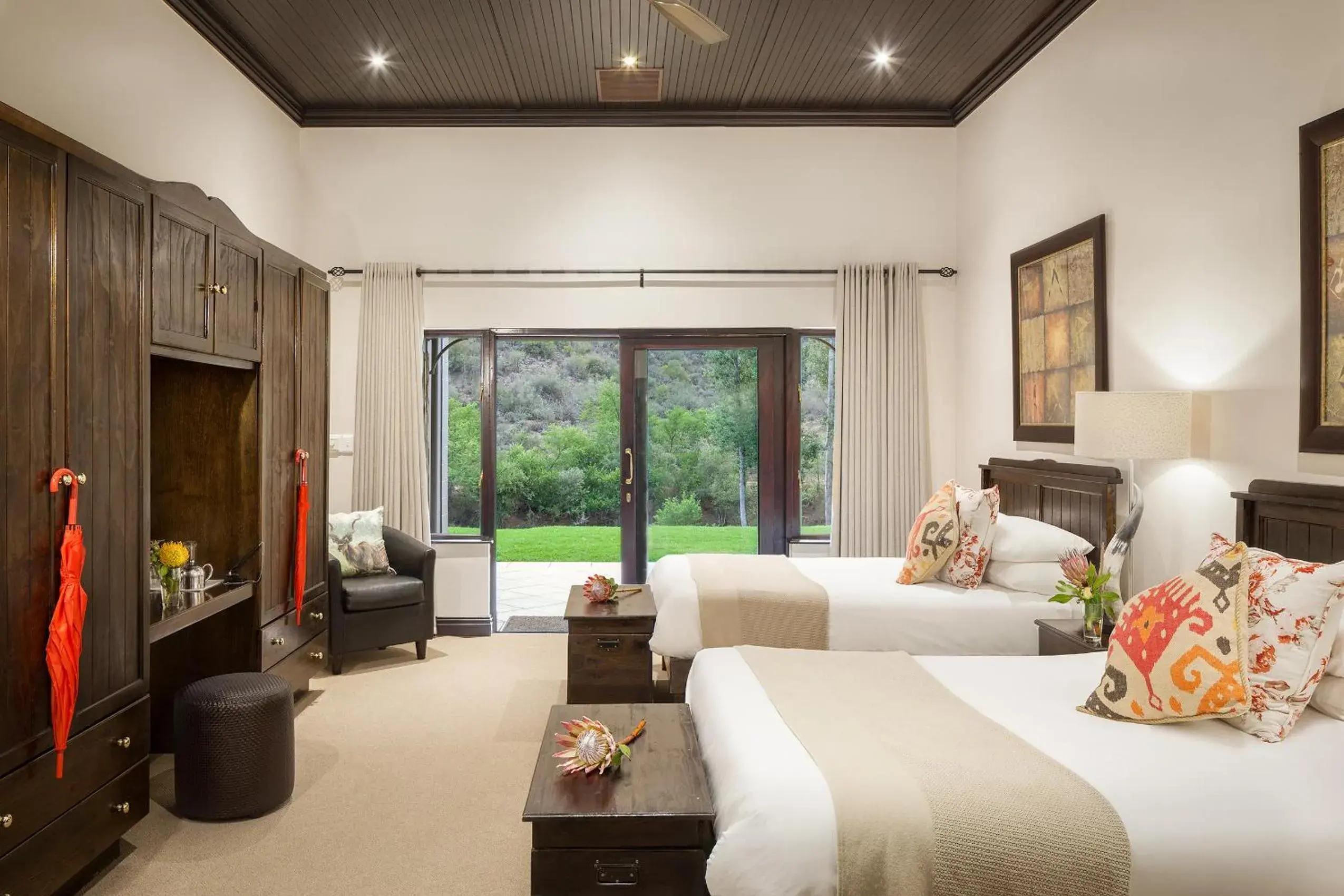 Deluxe Double or Twin Room with Mountain View in Wildehondekloof Game Lodge Deluxe Double or Twin Room with Mountain View in Wildehondekloof Game Lodge