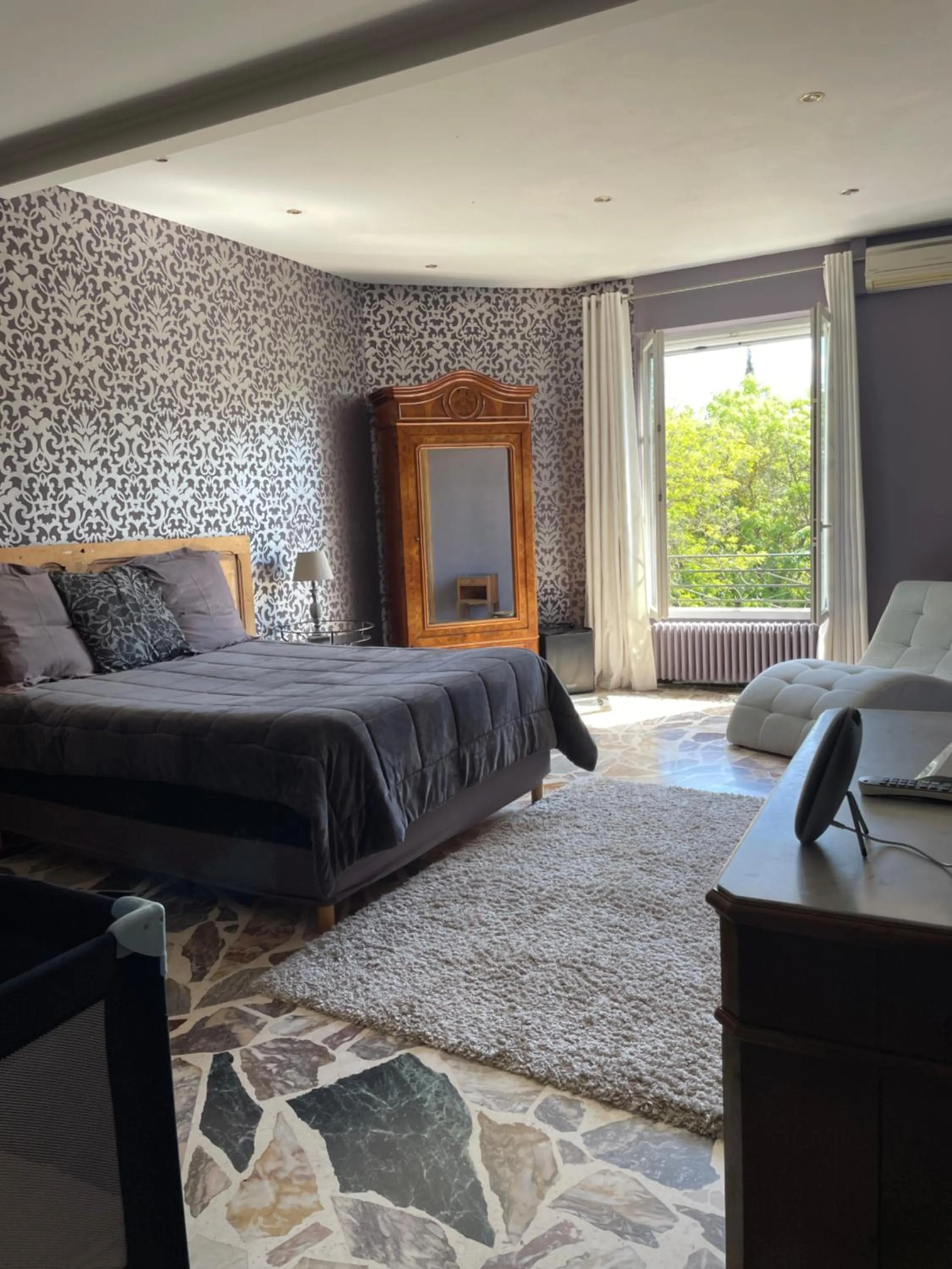 Photo of the whole room, Bed in Le Jardin de LaCoste