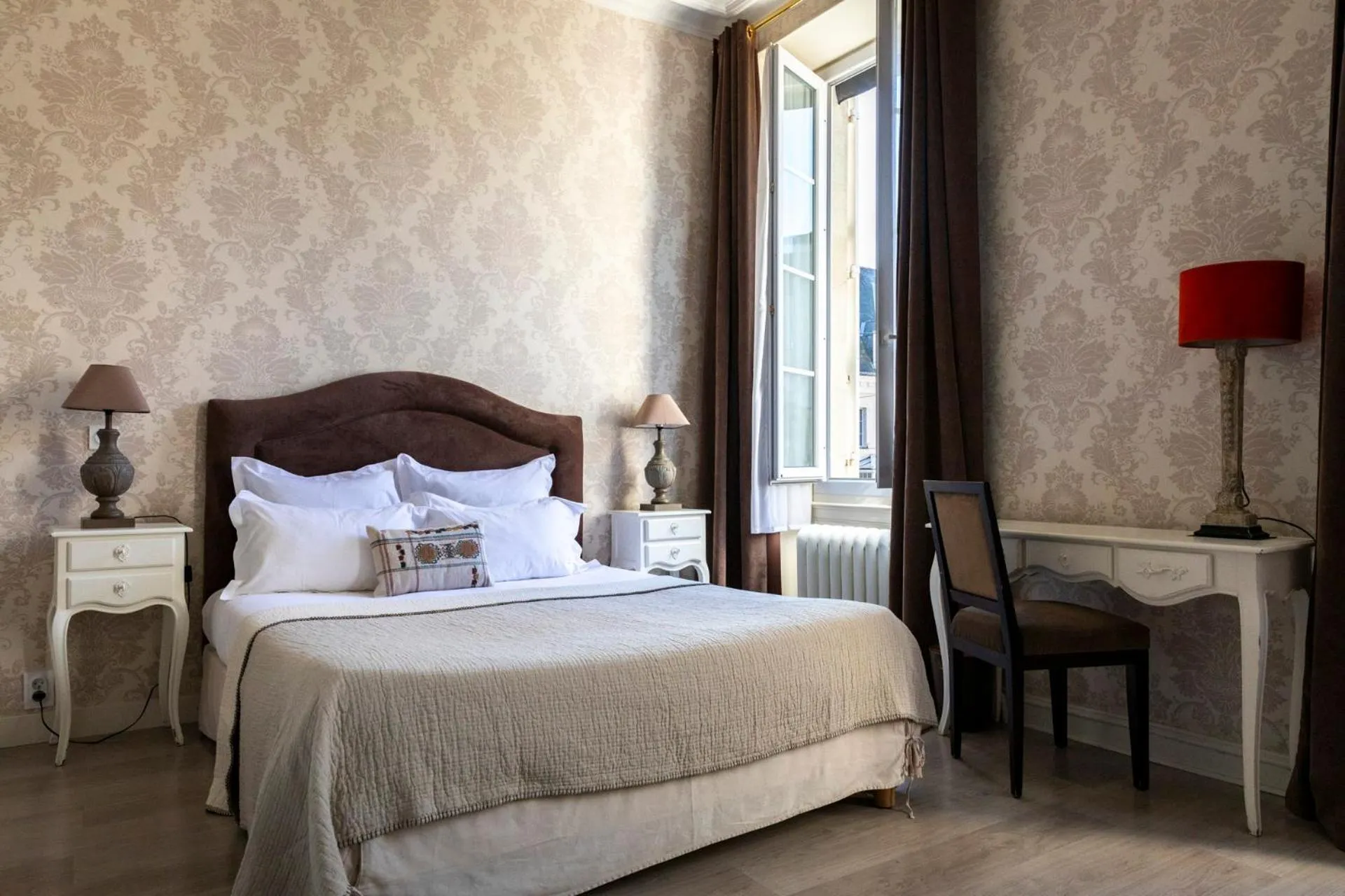 Bed in Hôtel du Mail