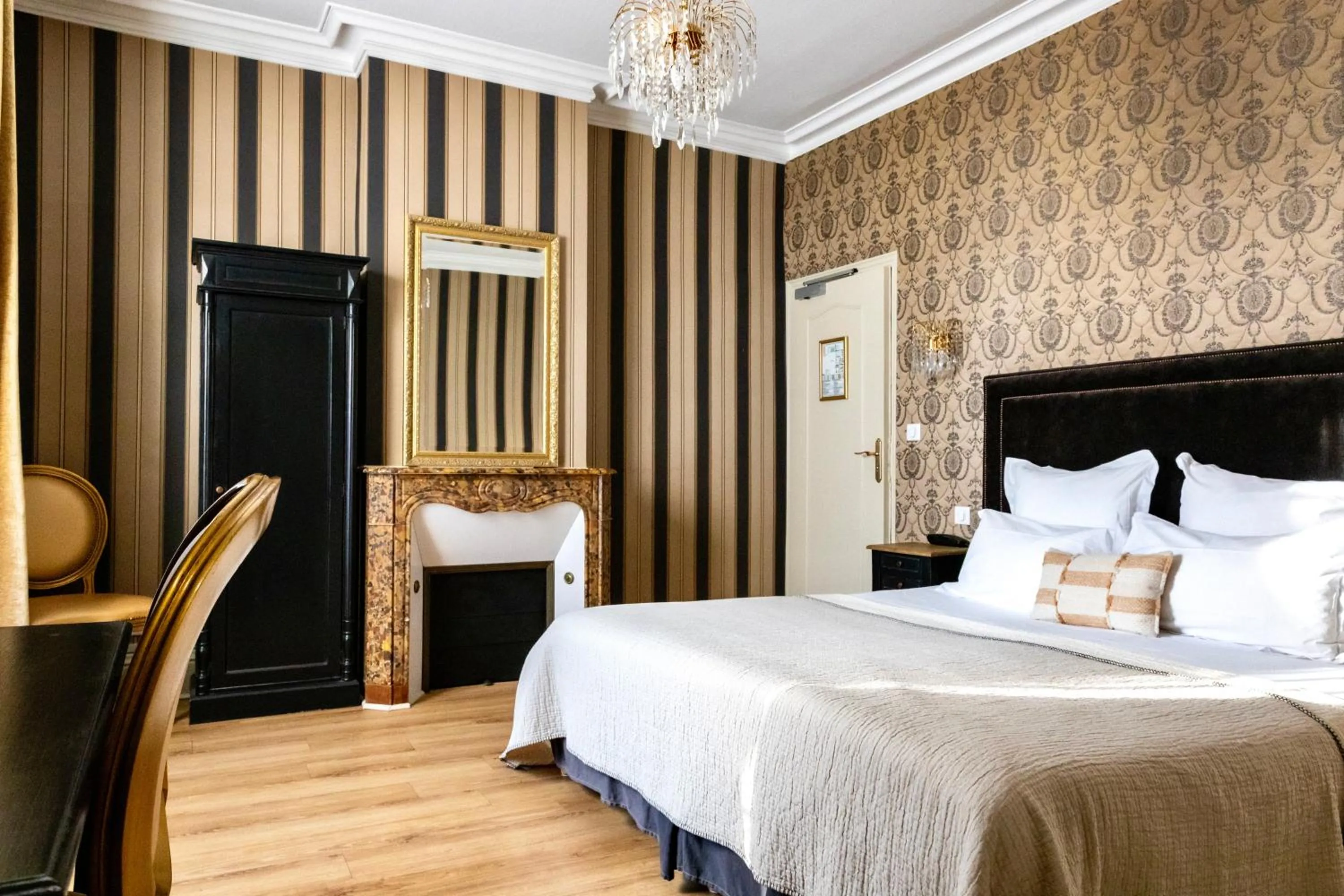 Bed in Hôtel du Mail