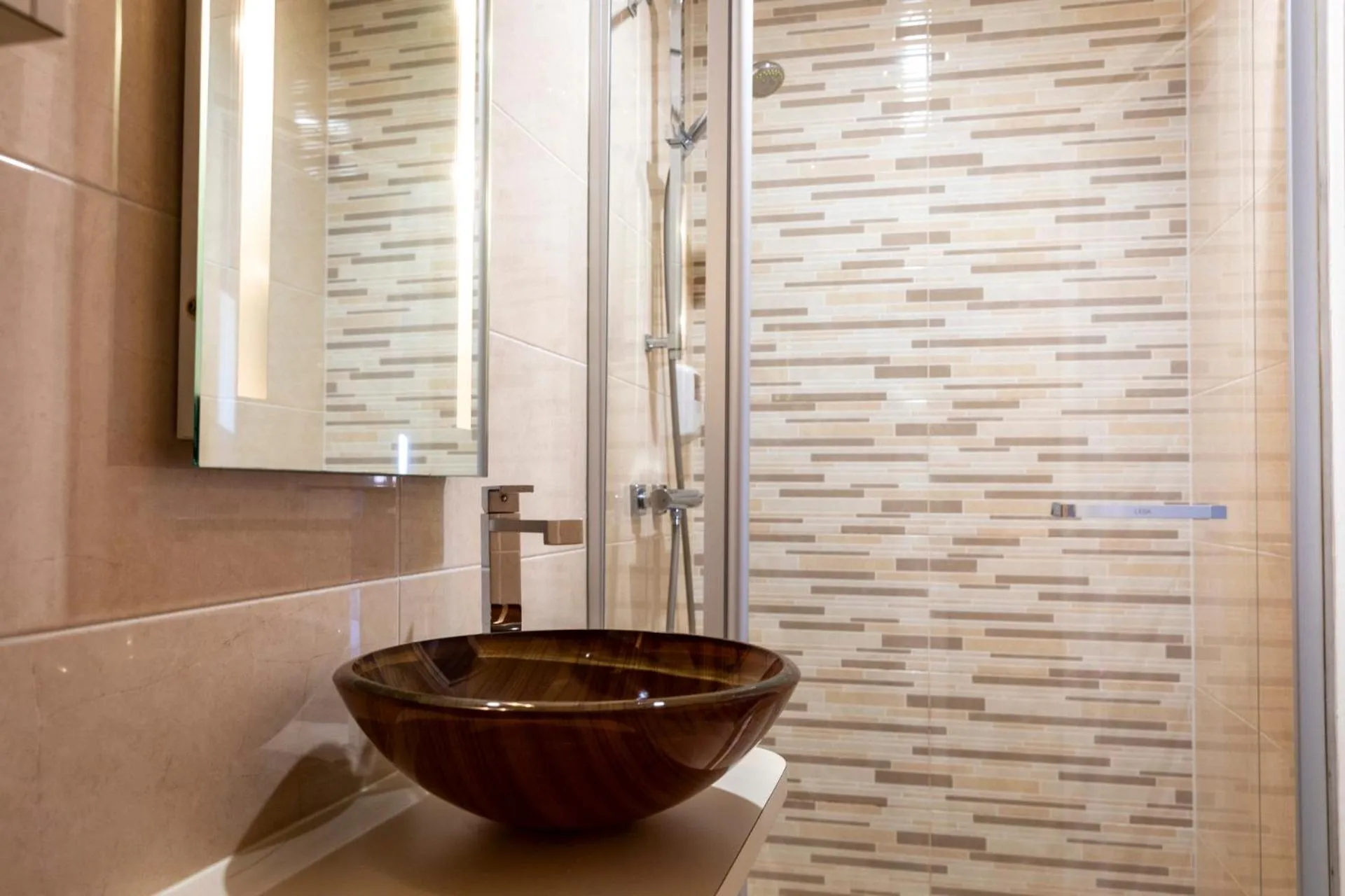 Shower in Hôtel du Mail