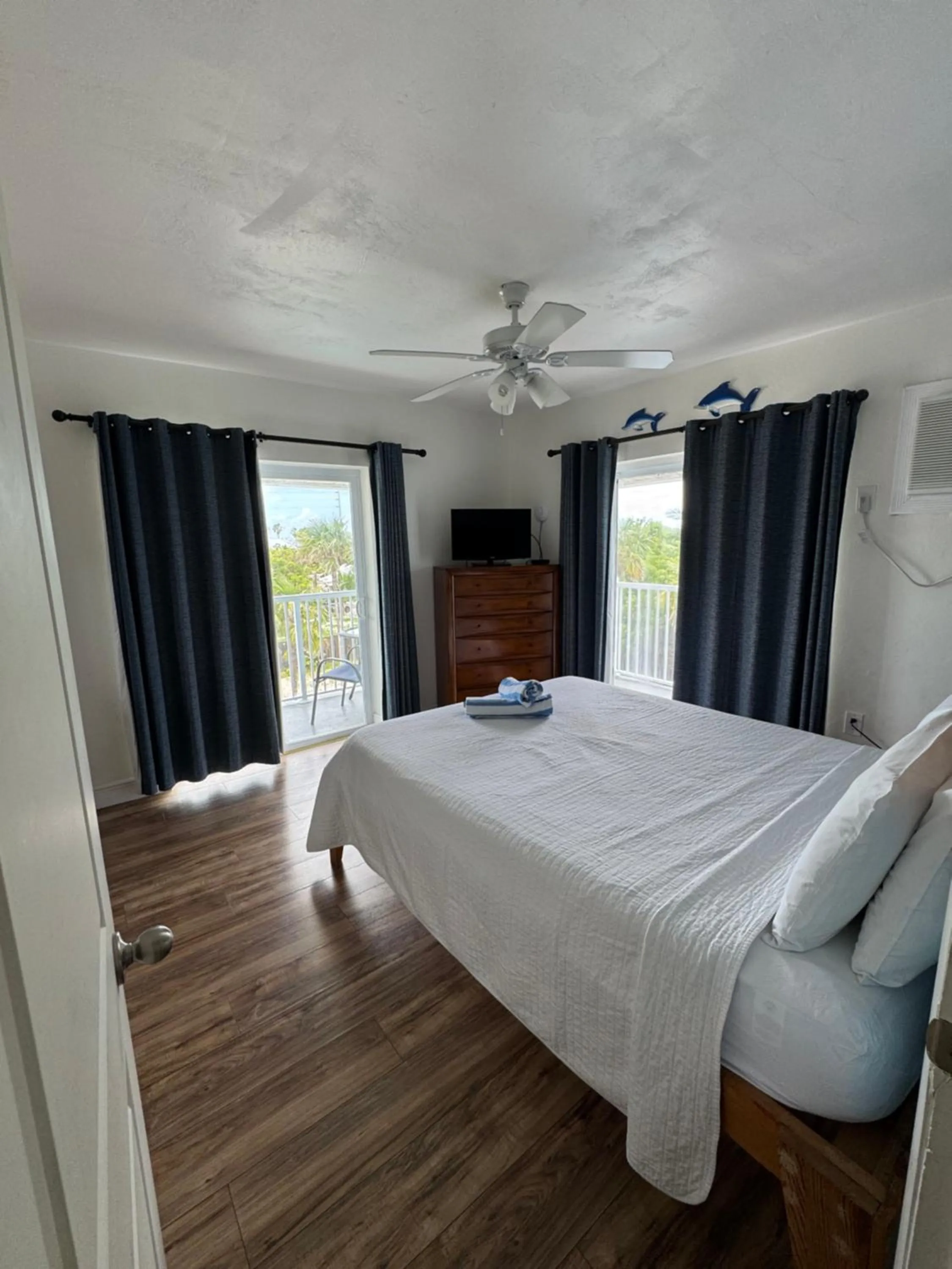 Bedroom, Bed in Knight's Key Suites