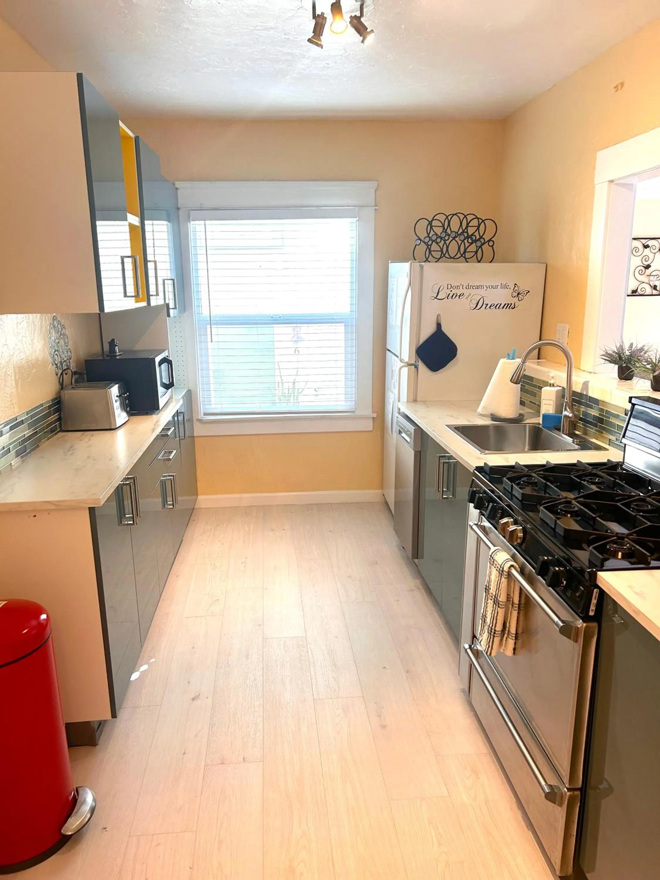 Kitchen or kitchenette in Casa San Diego - Spacious Getaway with Backyard, Firepit, Kid Zone