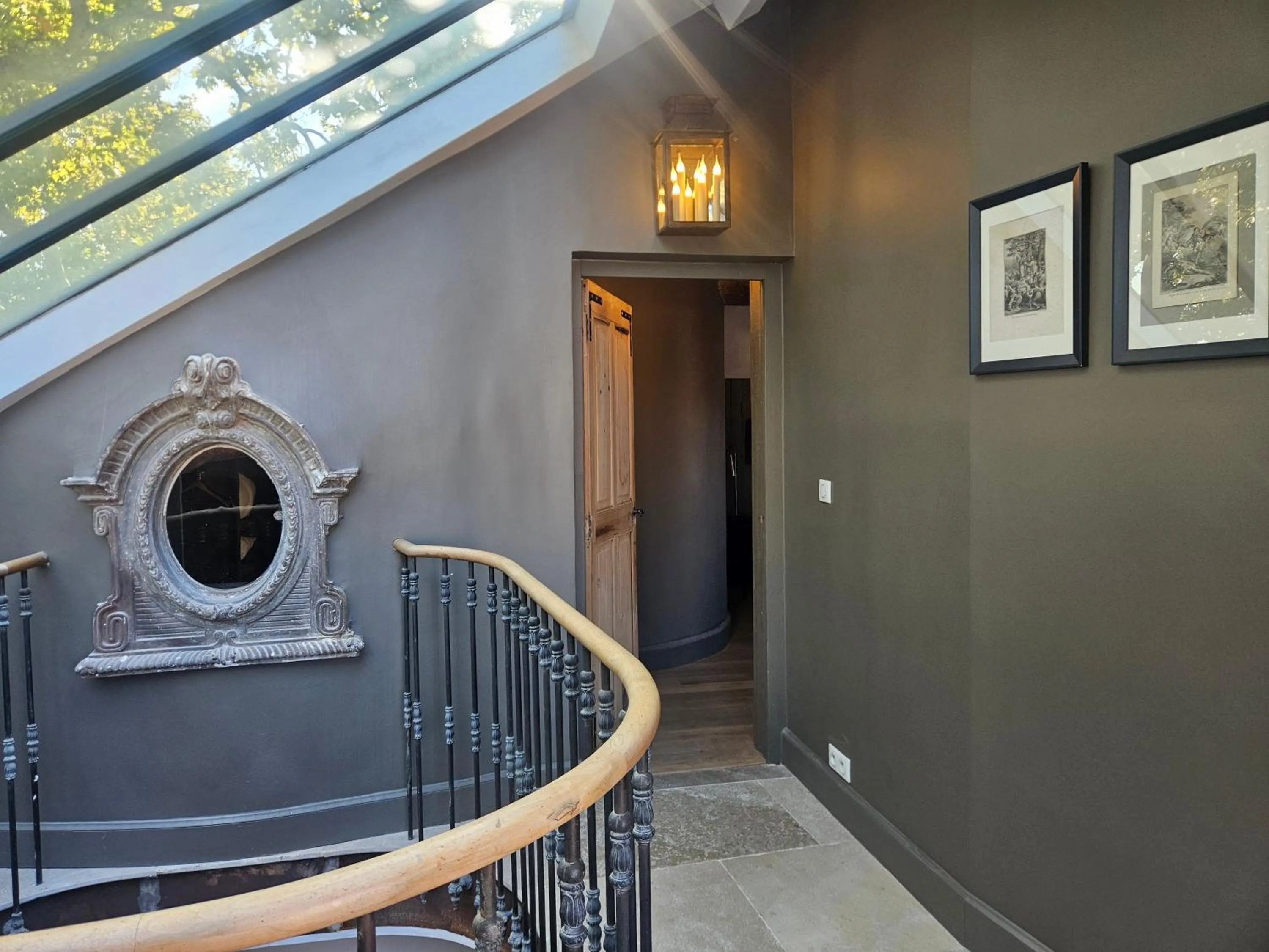 Facade/entrance in La Divine Comédie-Suites Deluxe