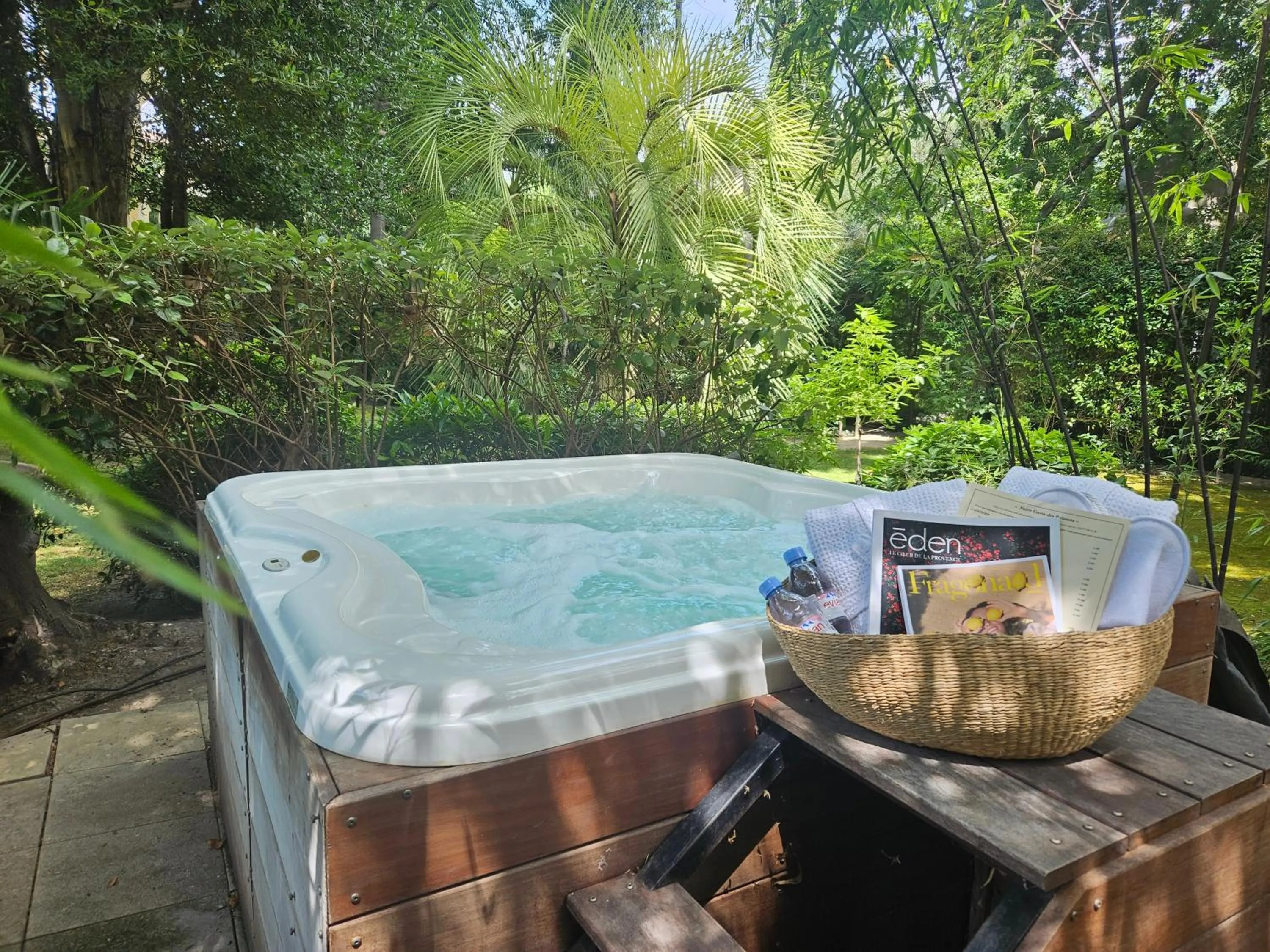 Hot Tub in La Divine Comédie-Suites Deluxe