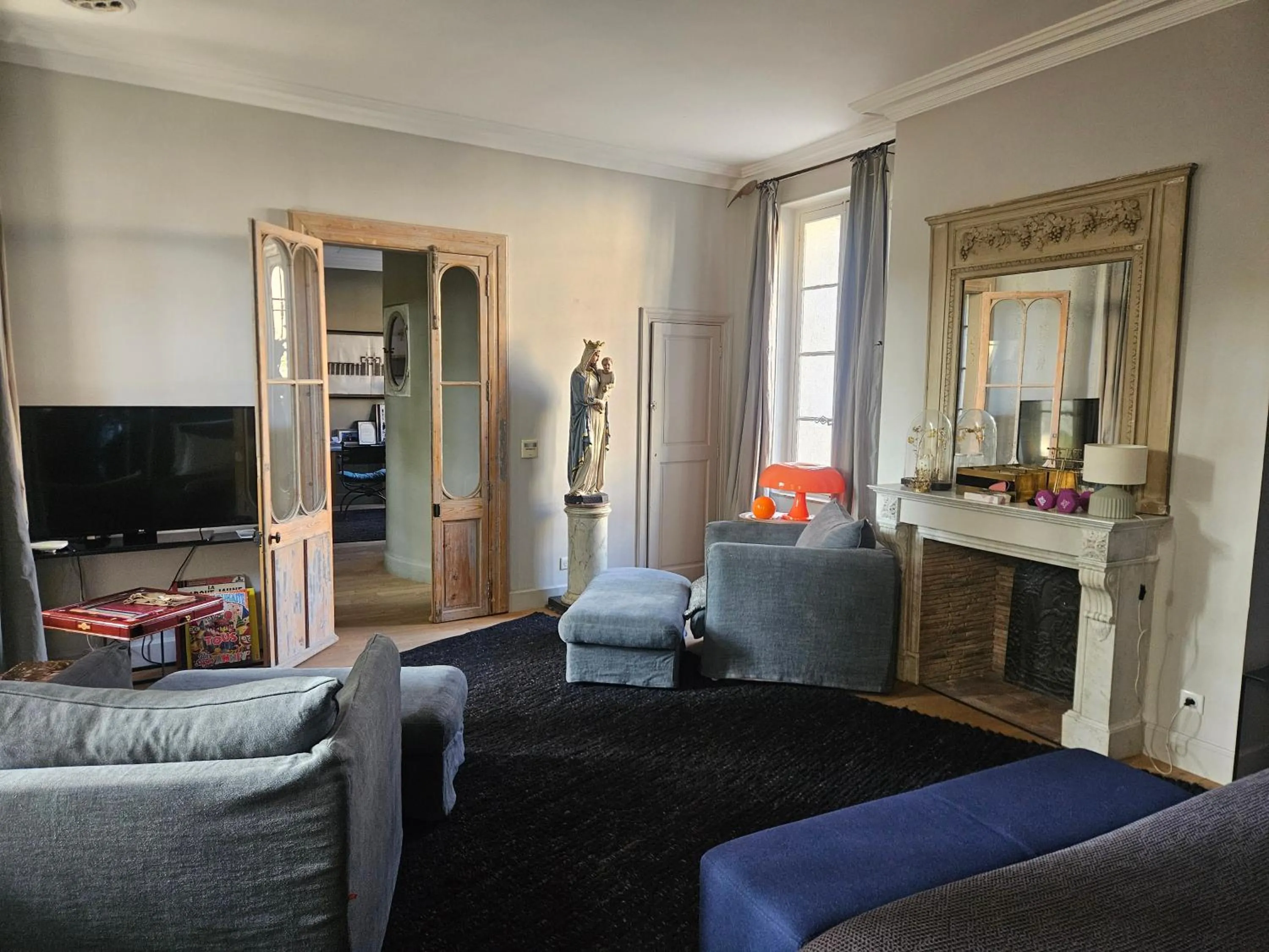 Communal lounge/ TV room in La Divine Comédie-Suites Deluxe