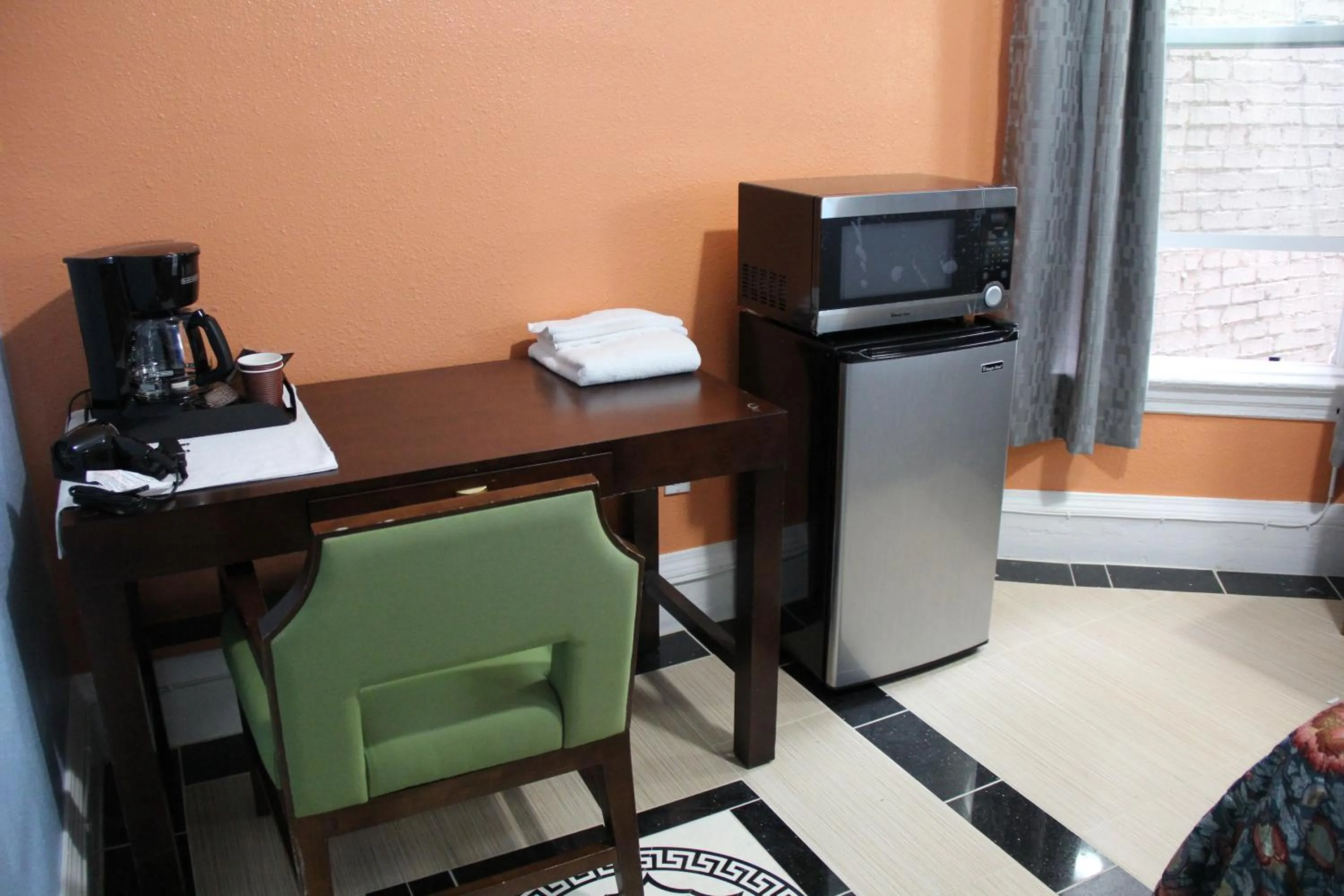 Coffee/tea facilities in Oak Hotel