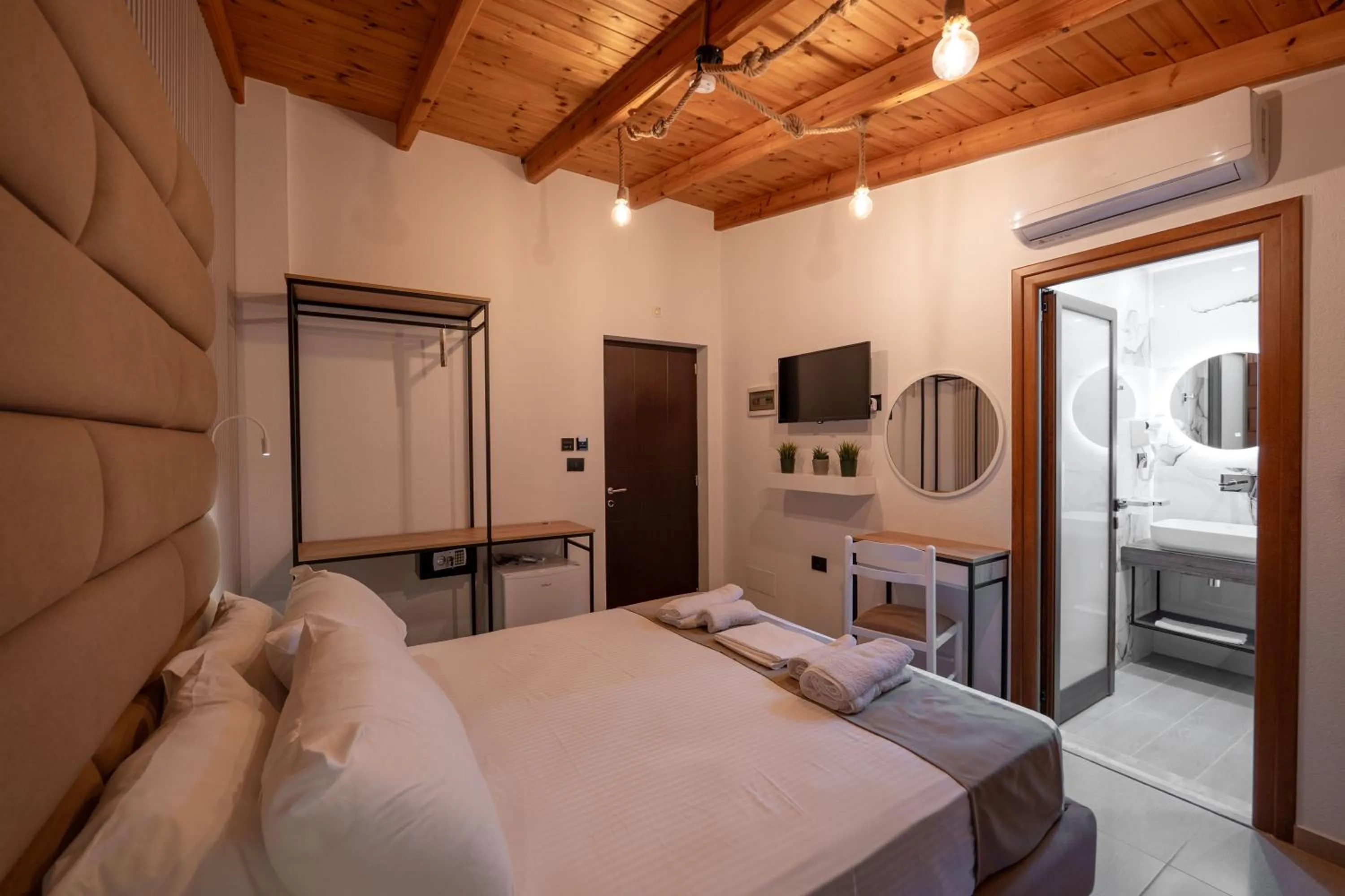 Photo of the whole room, Bed in Vila Shpetimi