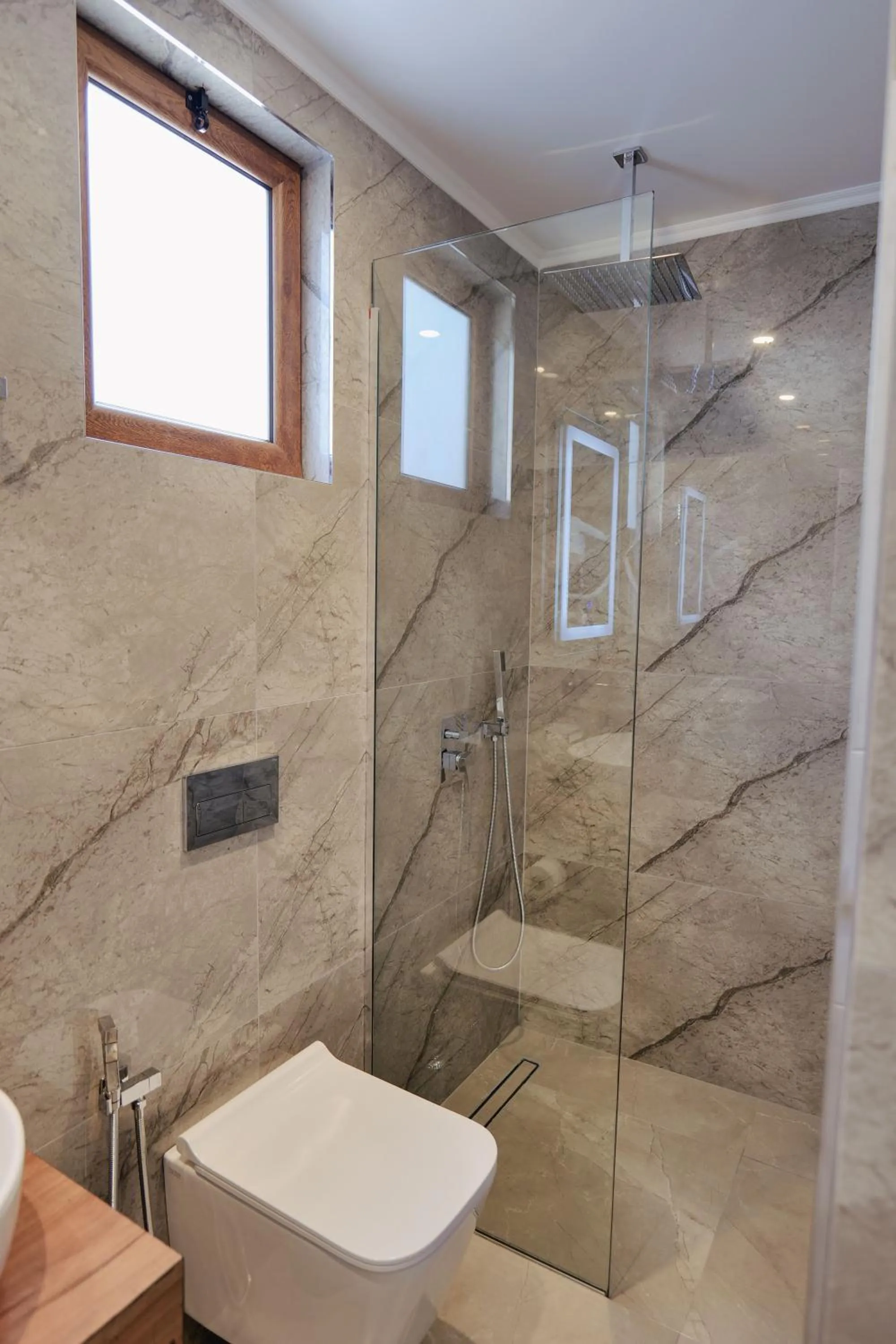 Shower in Vila Shpetimi