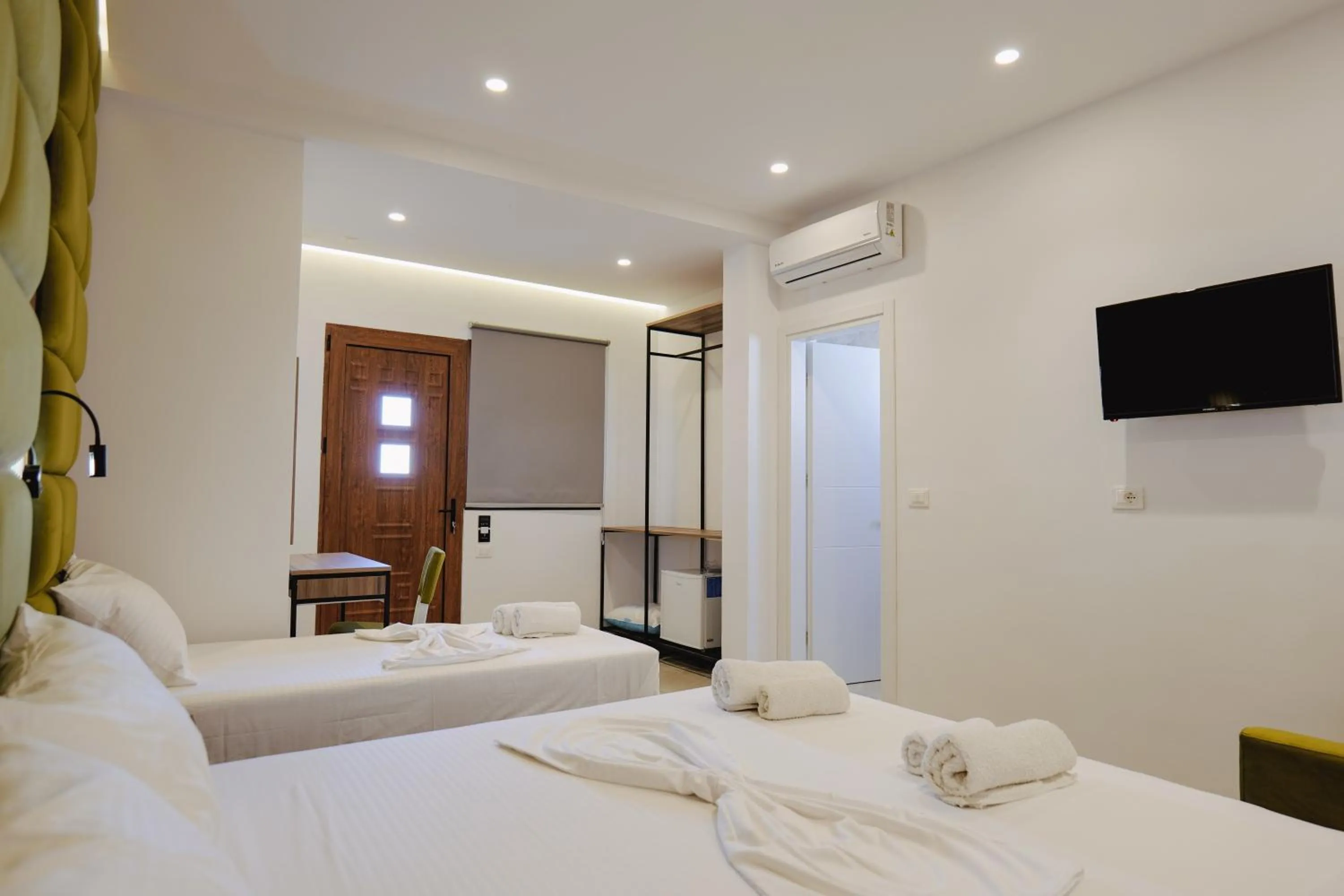 Communal lounge/ TV room, Bed in Vila Shpetimi