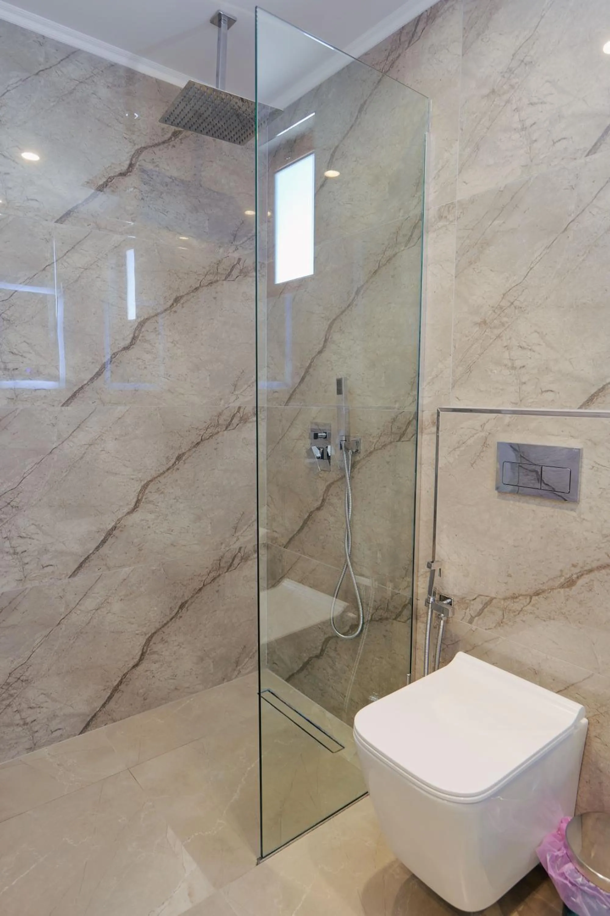 Shower in Vila Shpetimi