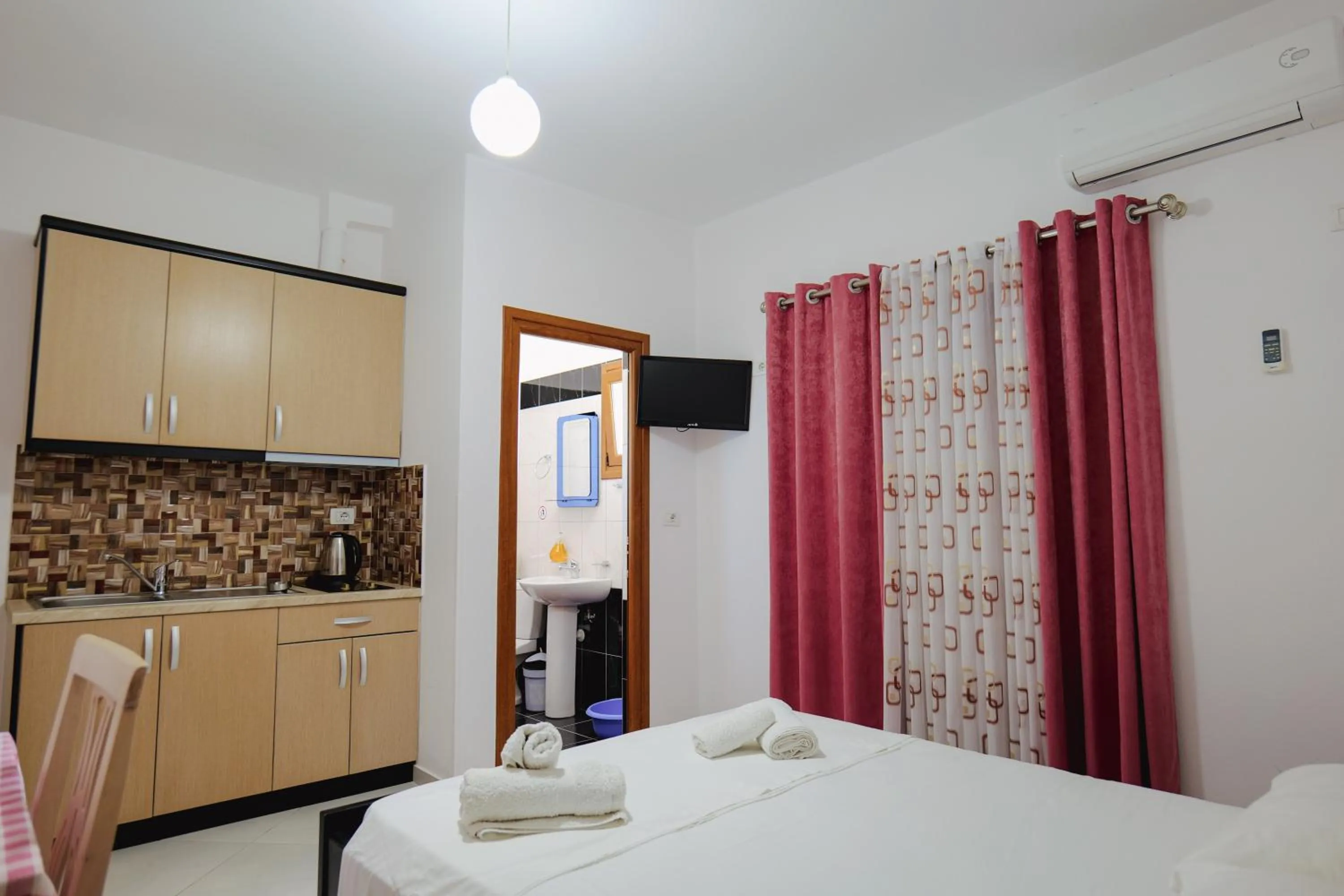 TV and multimedia, Bed in Vila Shpetimi