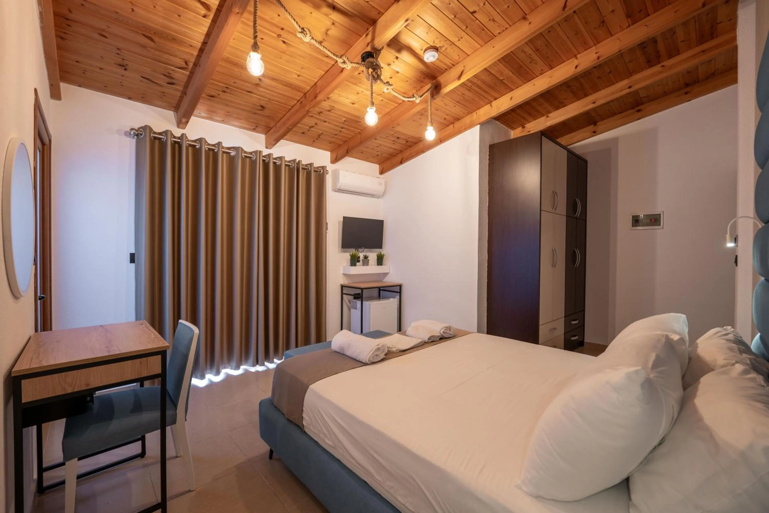 Photo of the whole room, Bed in Vila Shpetimi