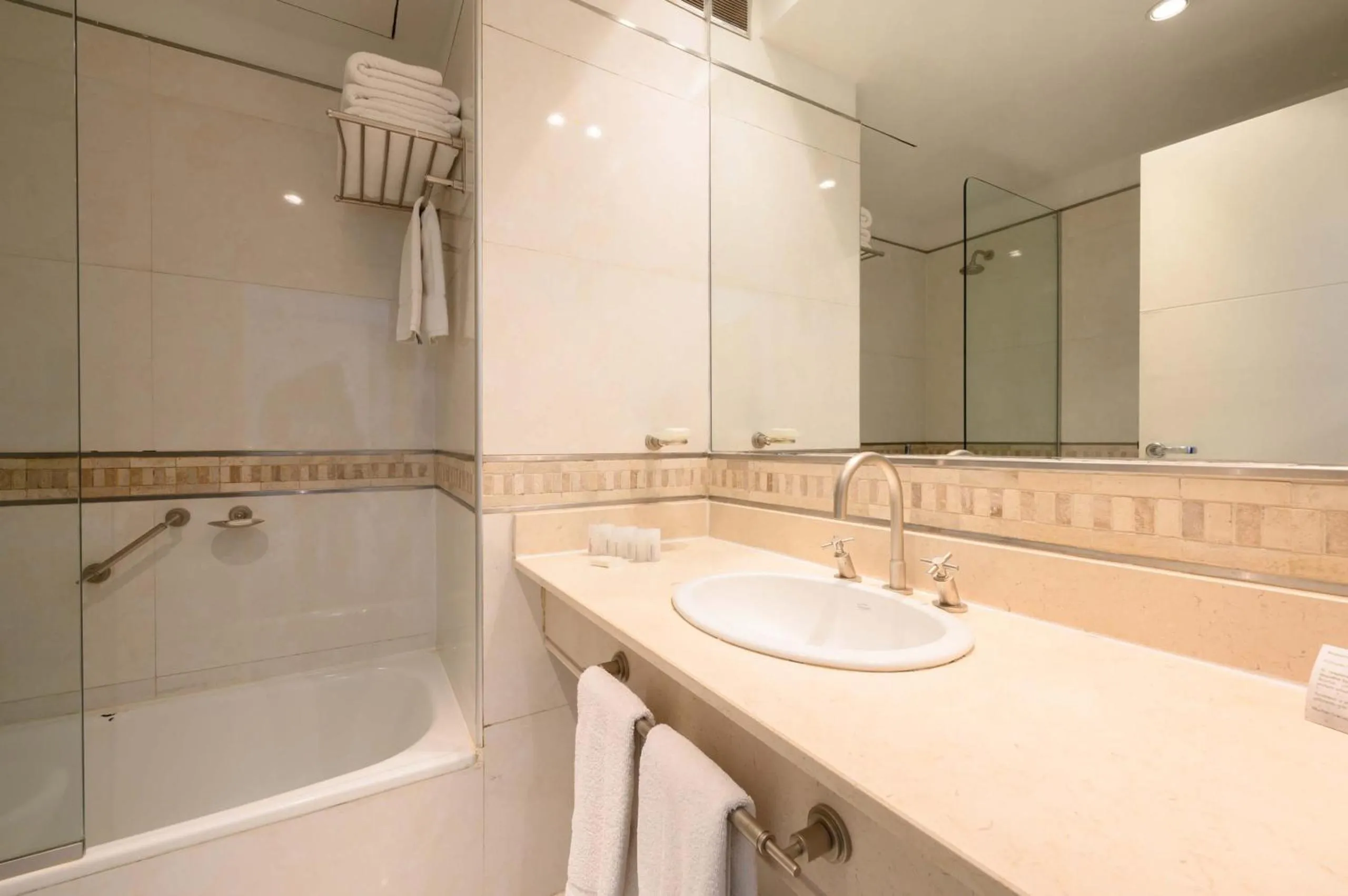 Bathroom in Orfeo Suites Cordoba