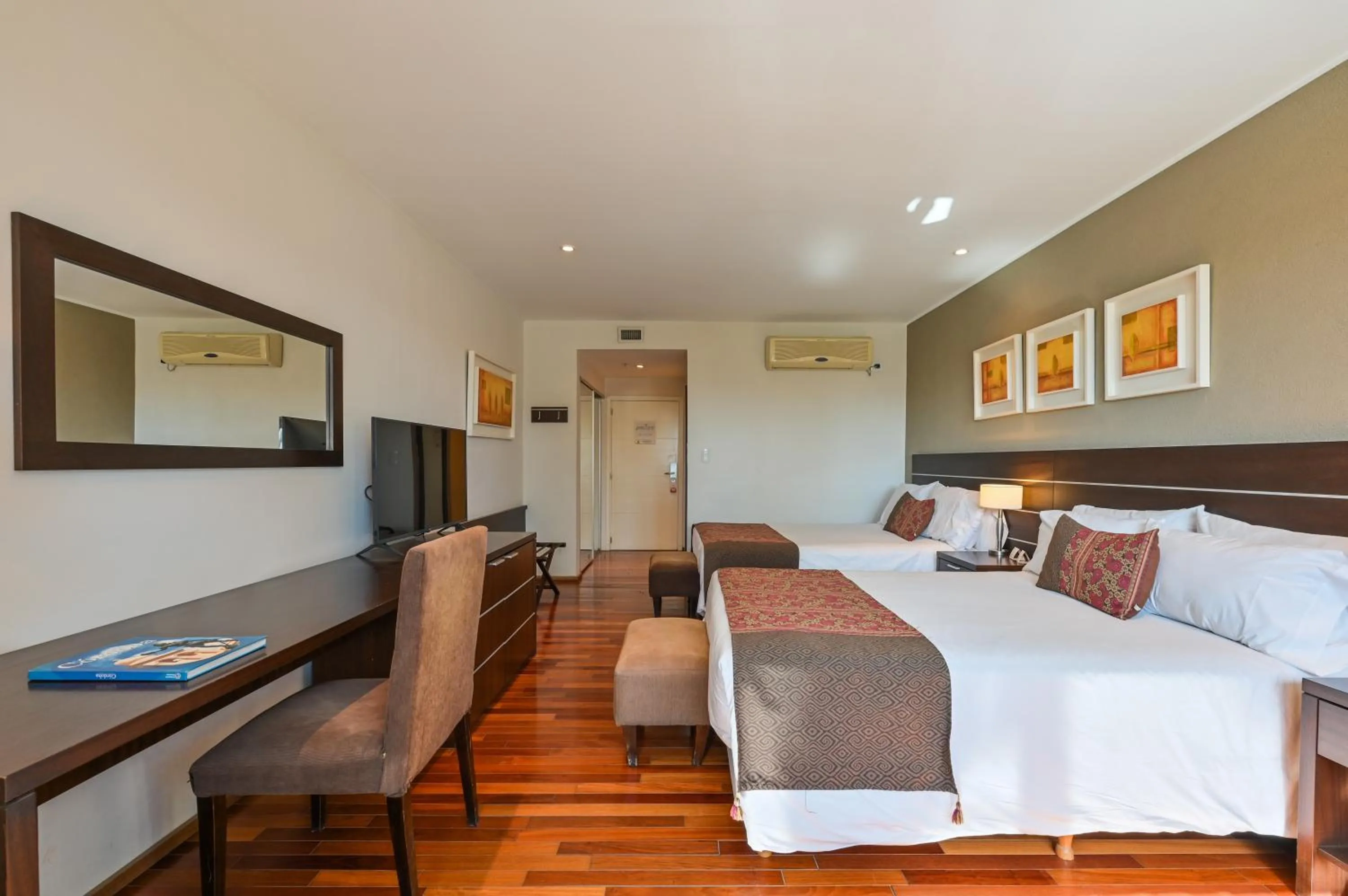 Photo of the whole room in Orfeo Suites Cordoba