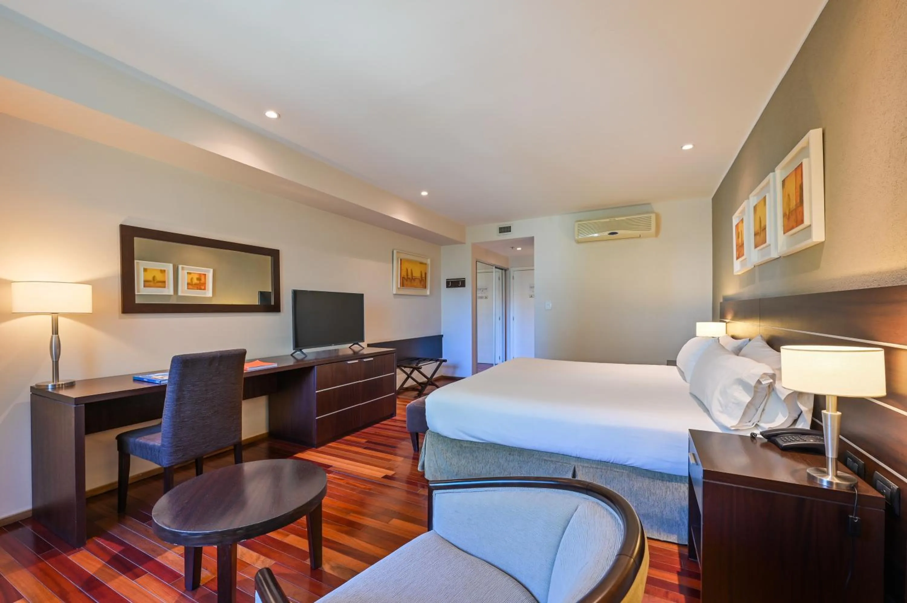 Photo of the whole room, Bed in Orfeo Suites Cordoba