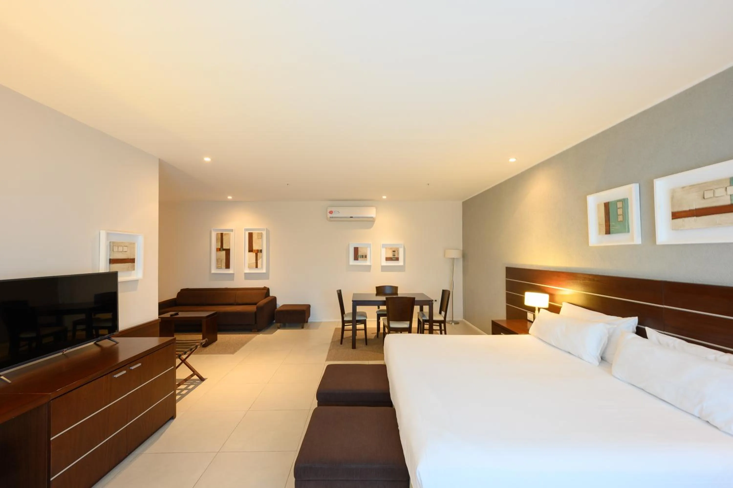 Photo of the whole room, Bed in Orfeo Suites Cordoba