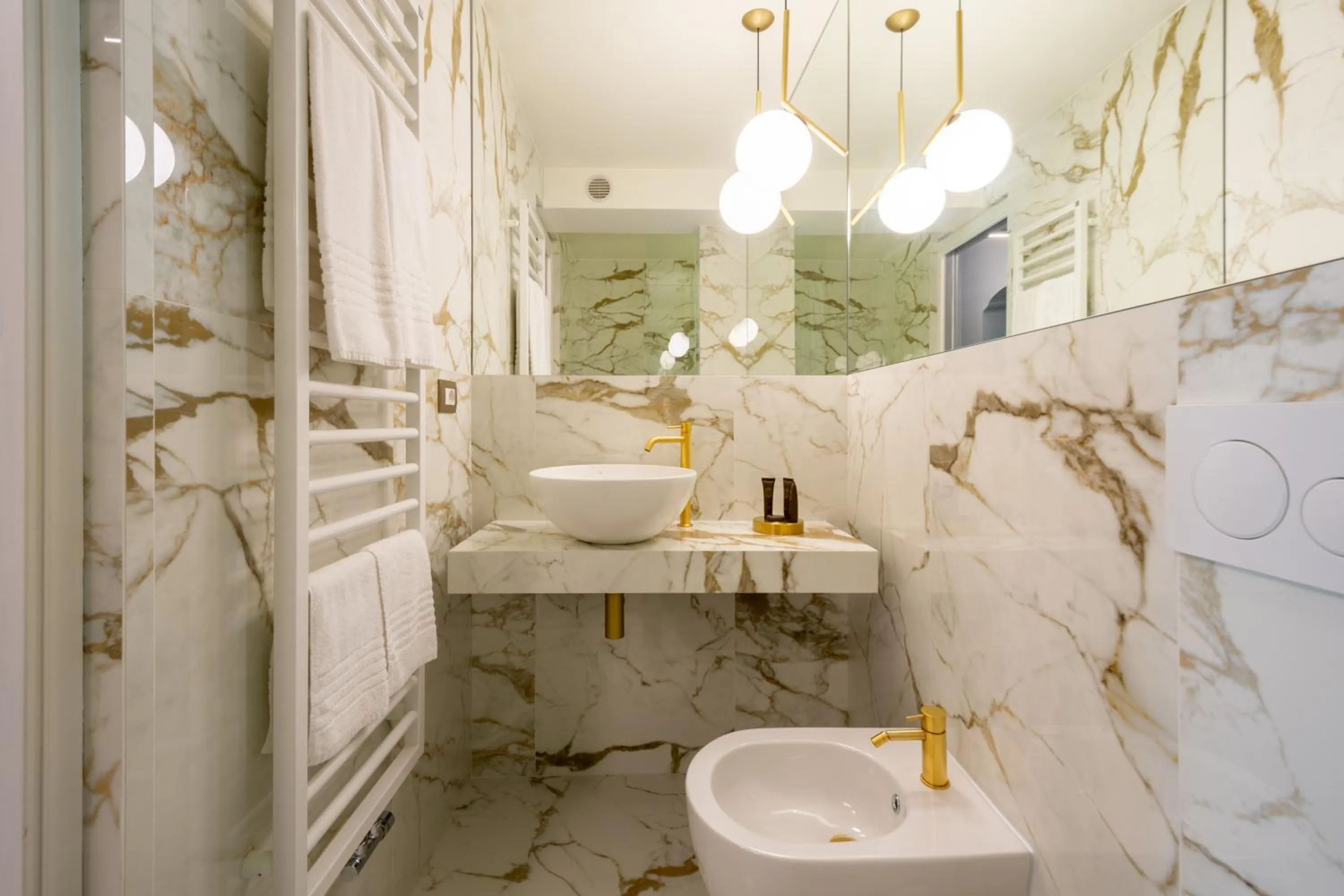 Bathroom in Palazzo Del Carretto-Art Apartments and Guesthouse