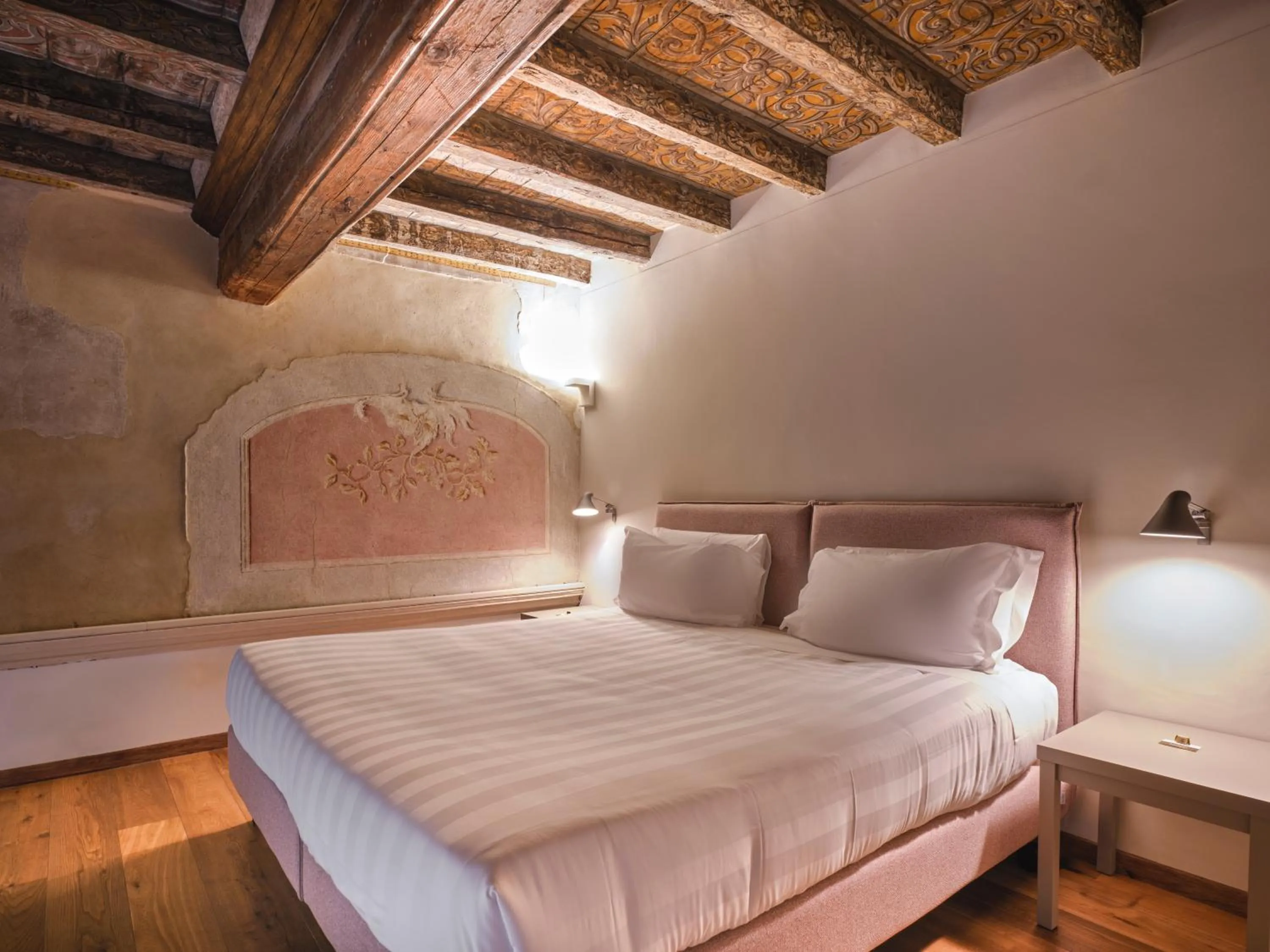 Bed in Palazzo Del Carretto-Art Apartments and Guesthouse