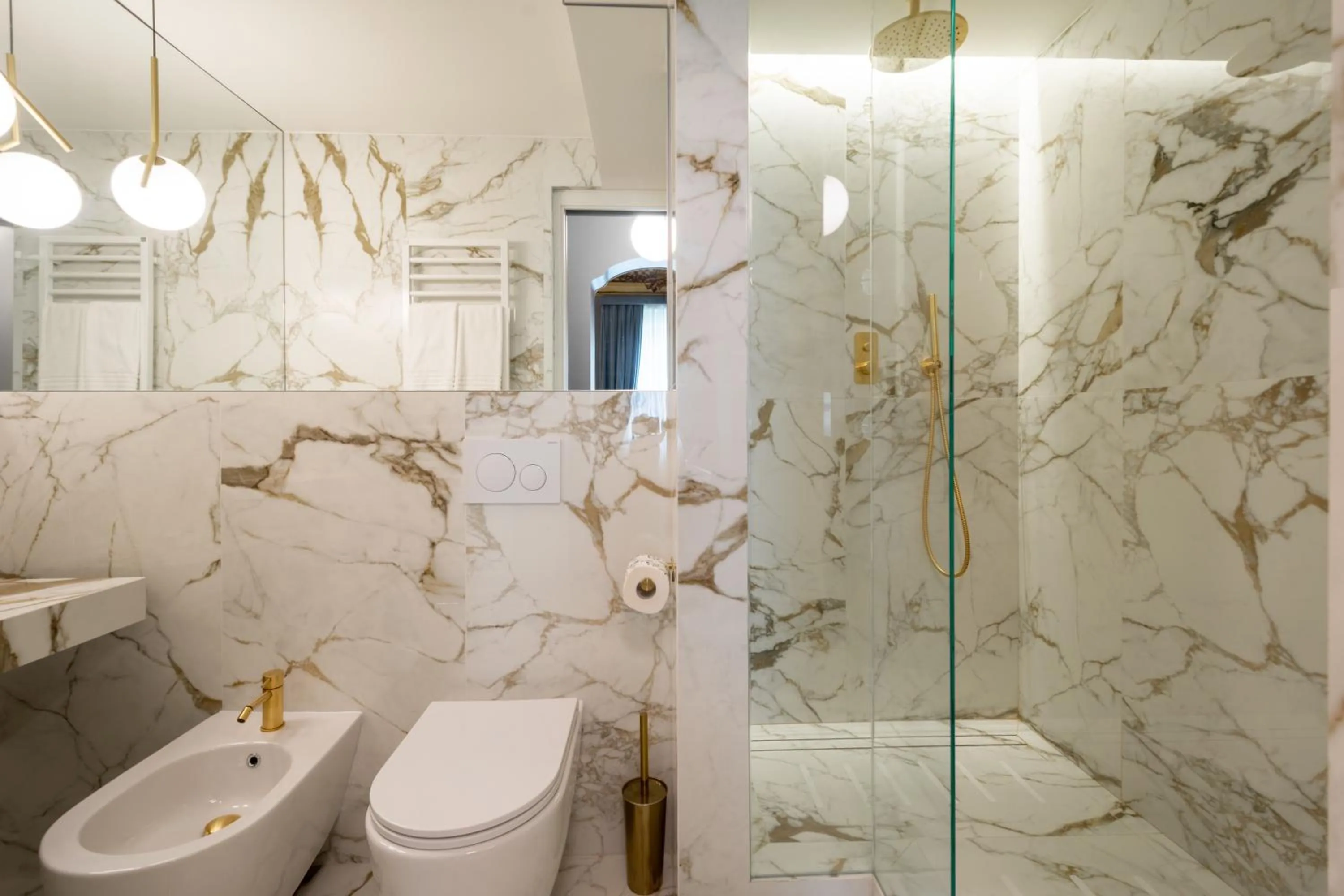 Bathroom in Palazzo Del Carretto-Art Apartments and Guesthouse
