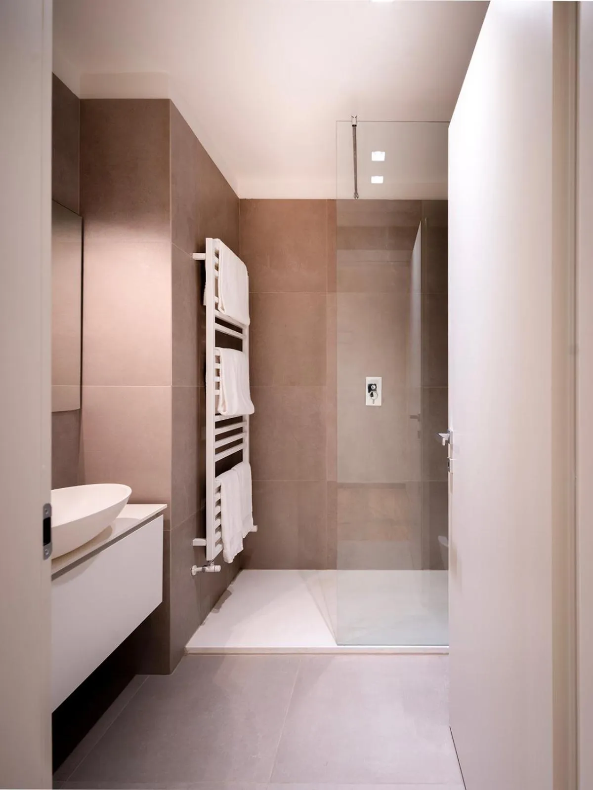 Shower in Palazzo Del Carretto-Art Apartments and Guesthouse