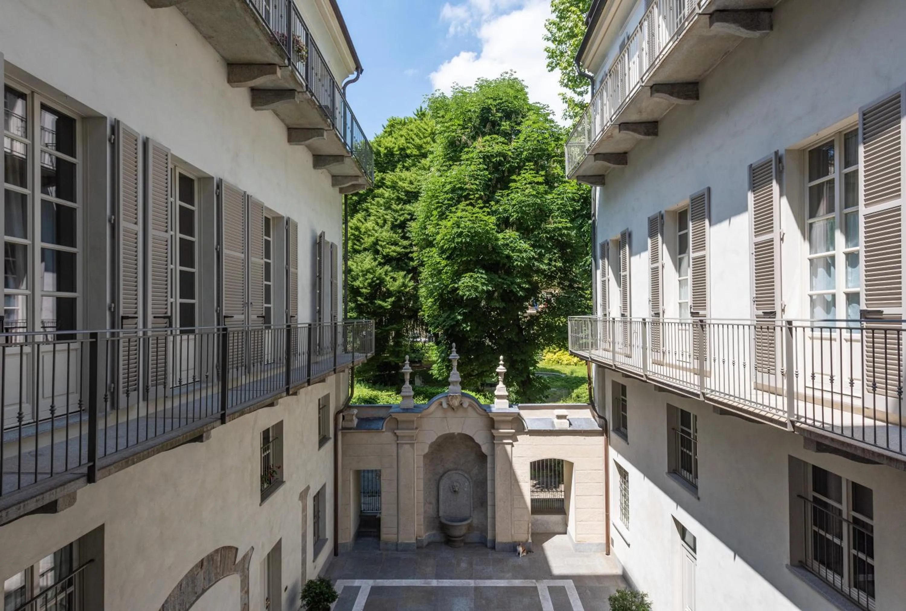 Inner courtyard view in Palazzo Del Carretto-Art Apartments and Guesthouse