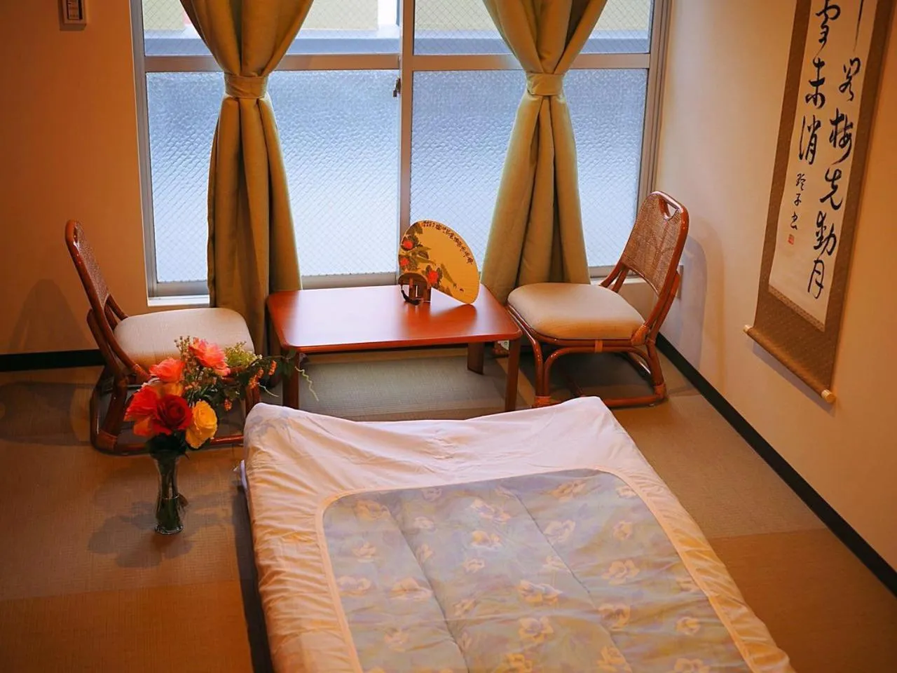 Photo of the whole room, Bed in Saikou