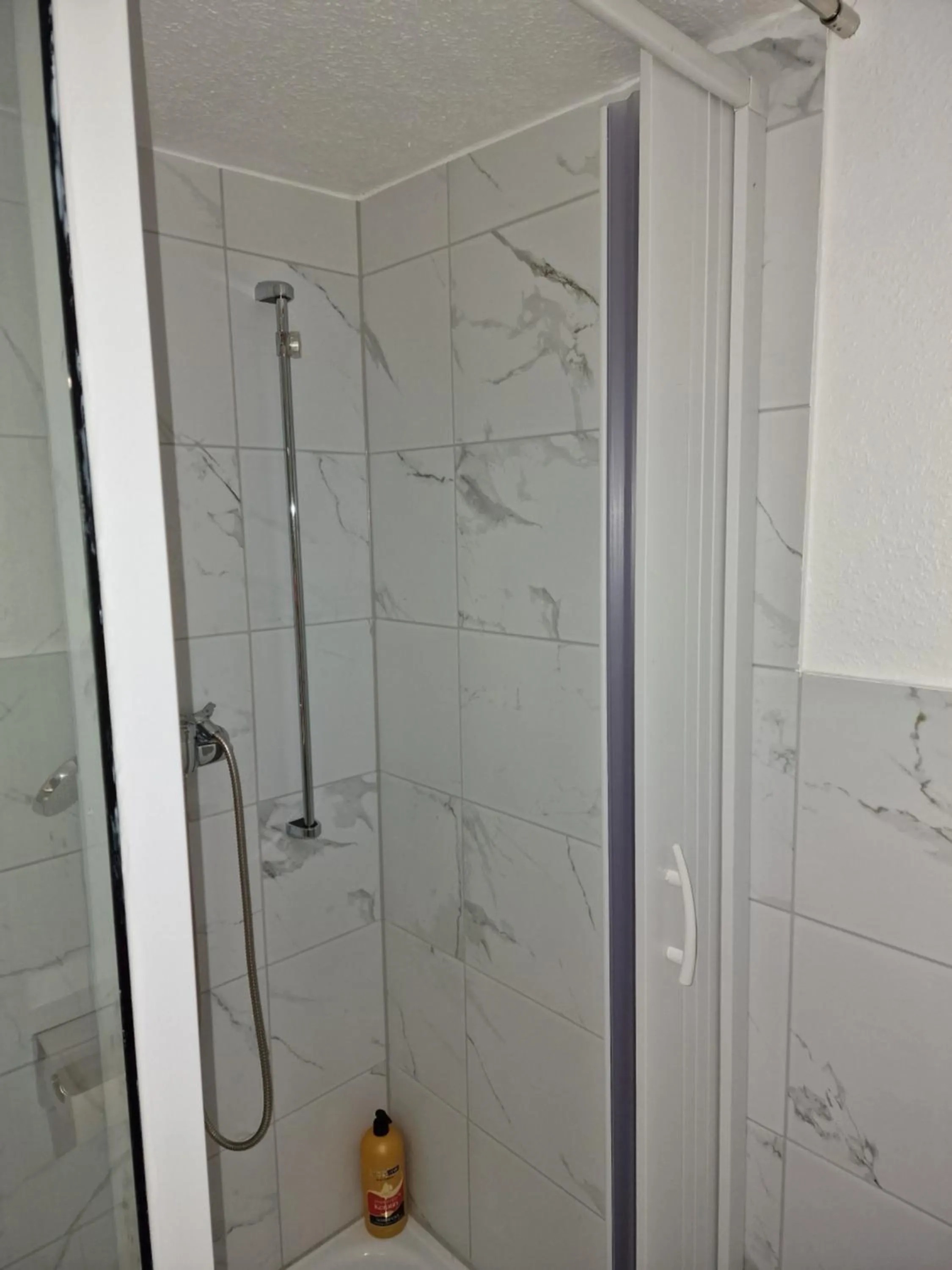 Shower in La Fontana