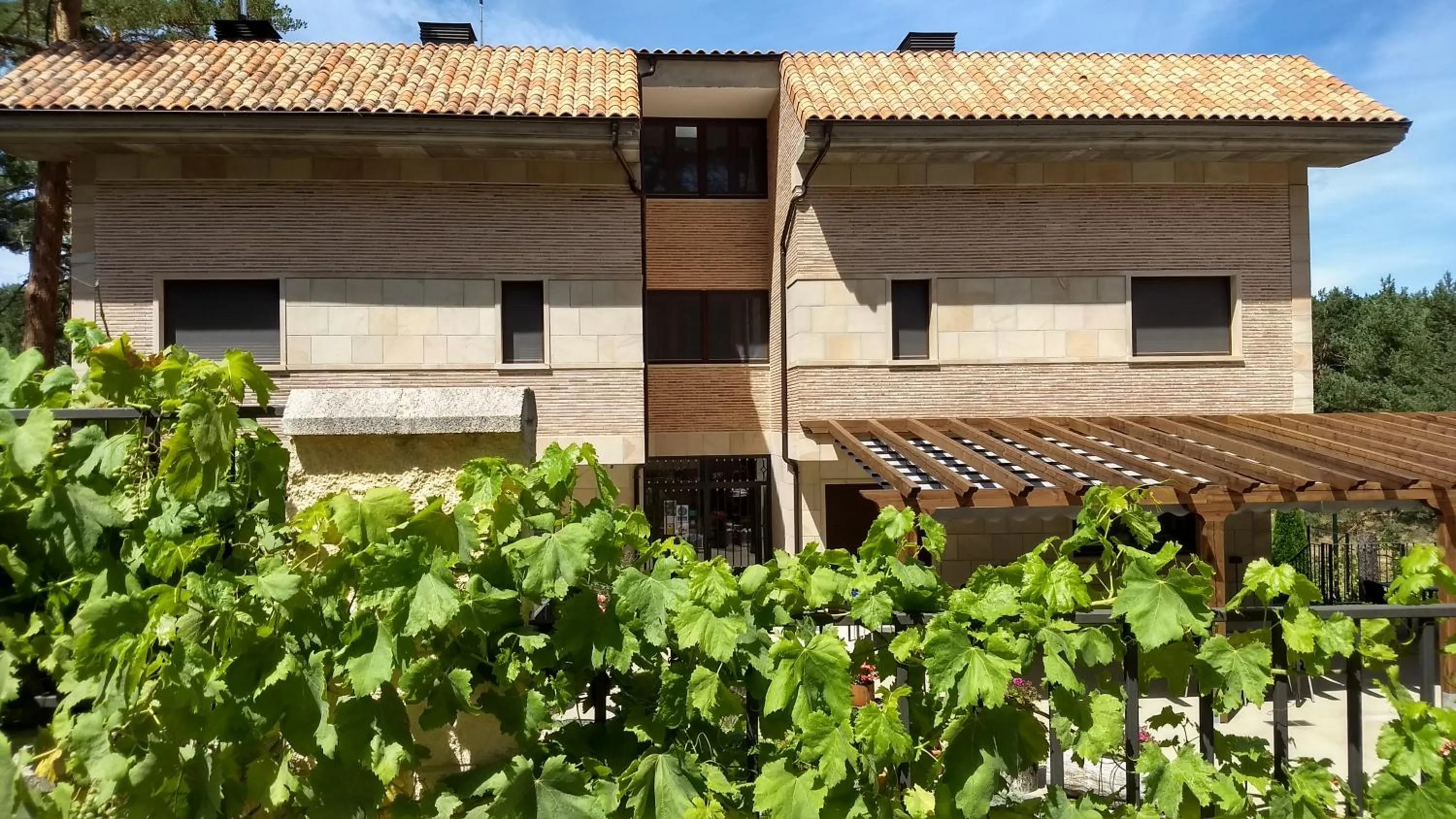 Facade/entrance in Hotel Rural El Nido de Pinares