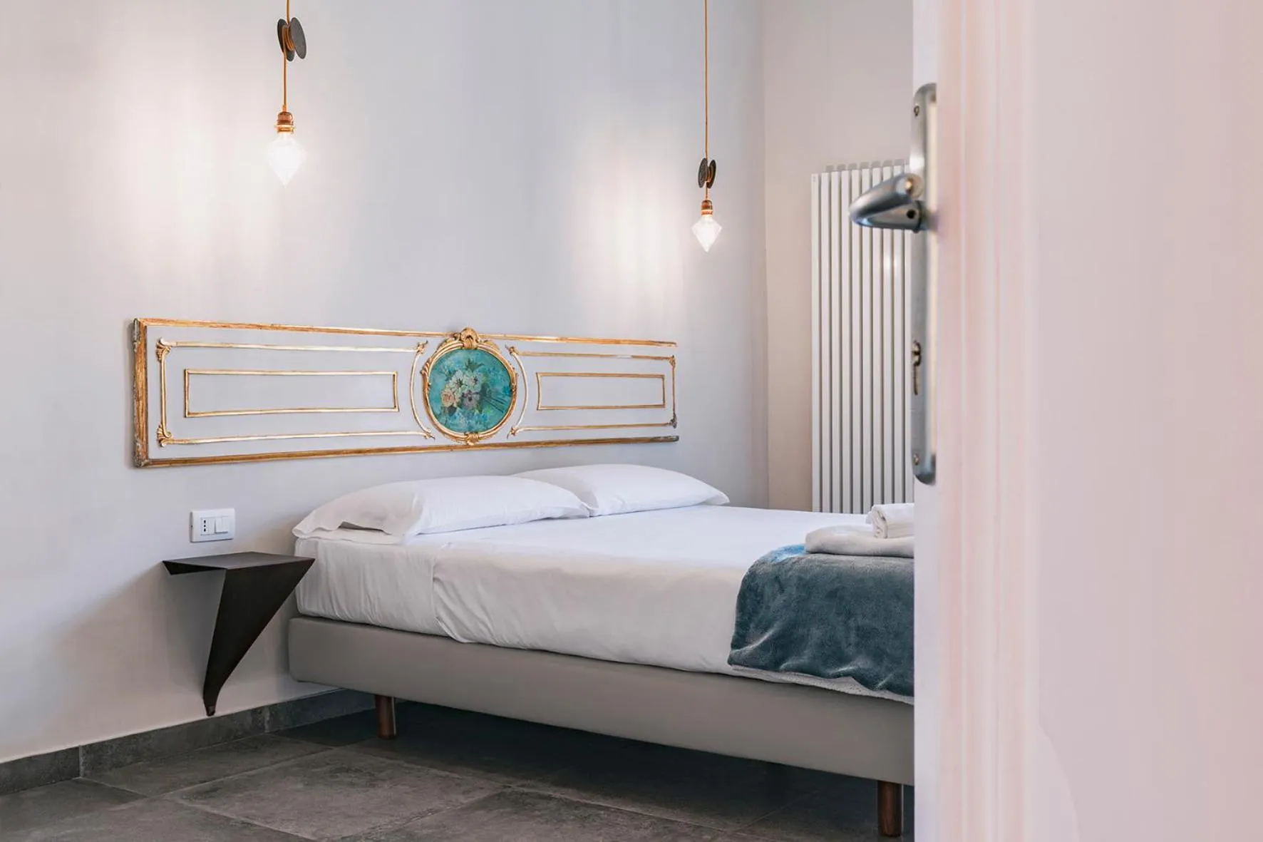 Photo of the whole room, Bed in La Smorfia