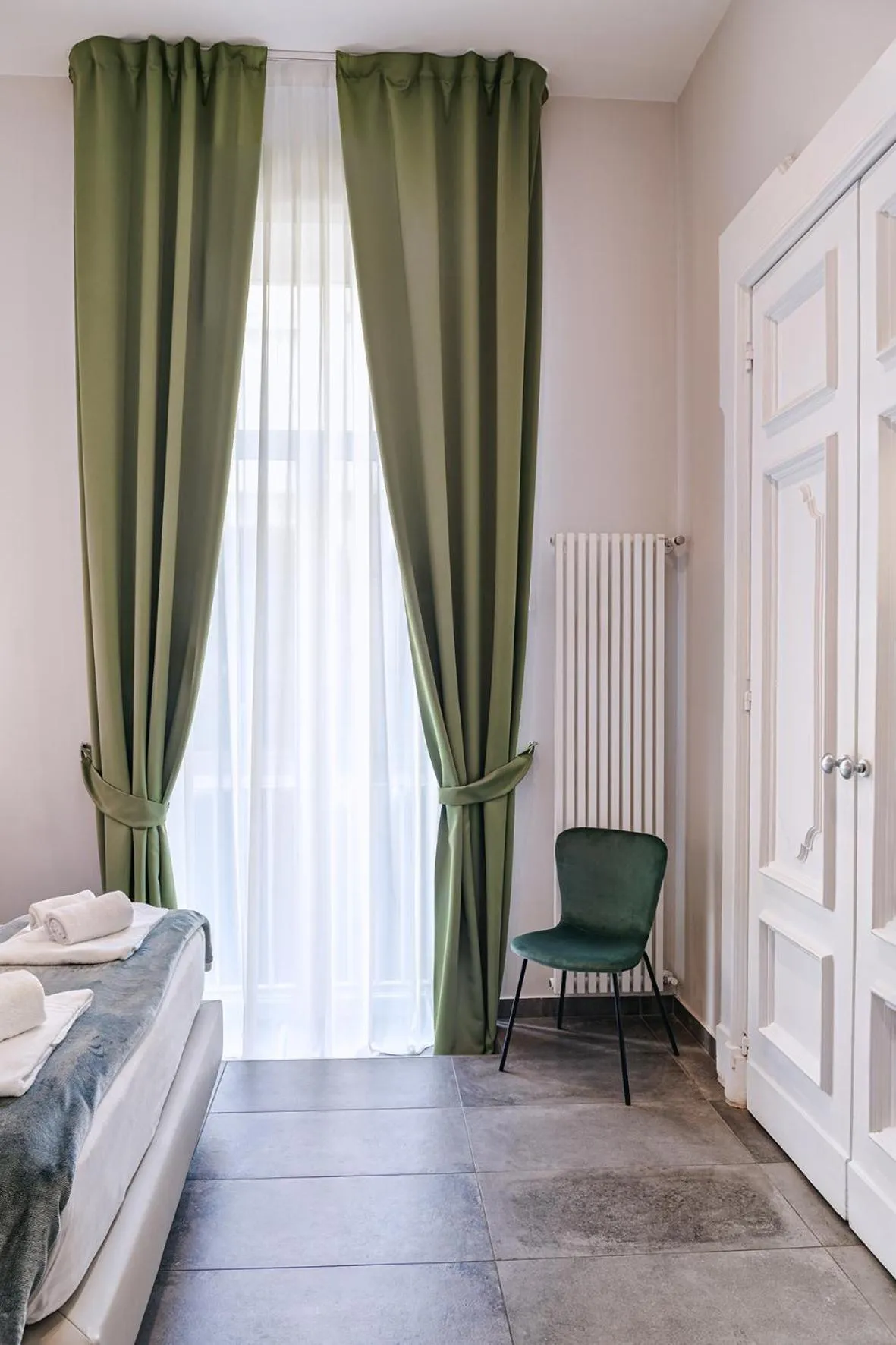 Photo of the whole room, Bed in La Smorfia