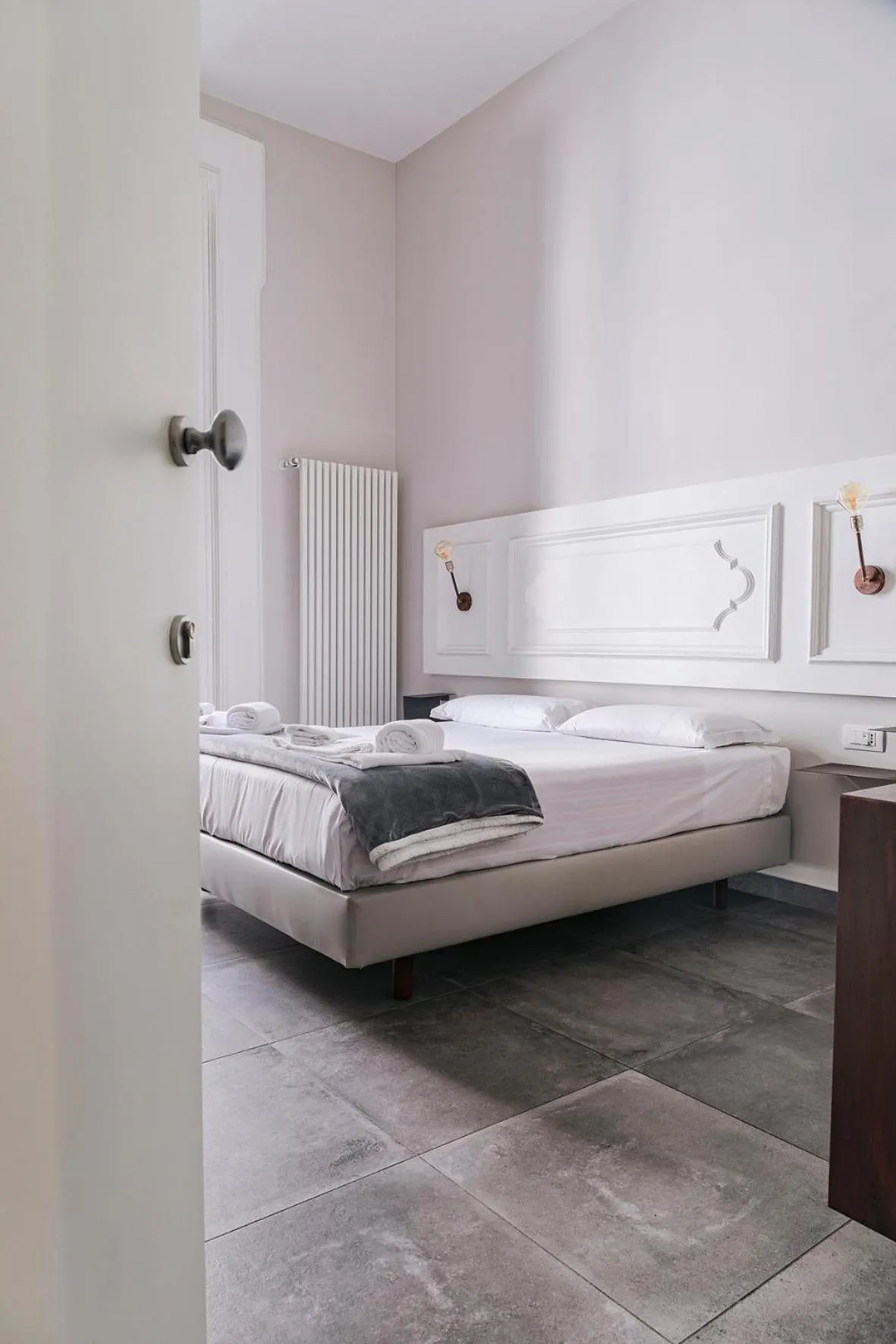 Bedroom, Bed in La Smorfia