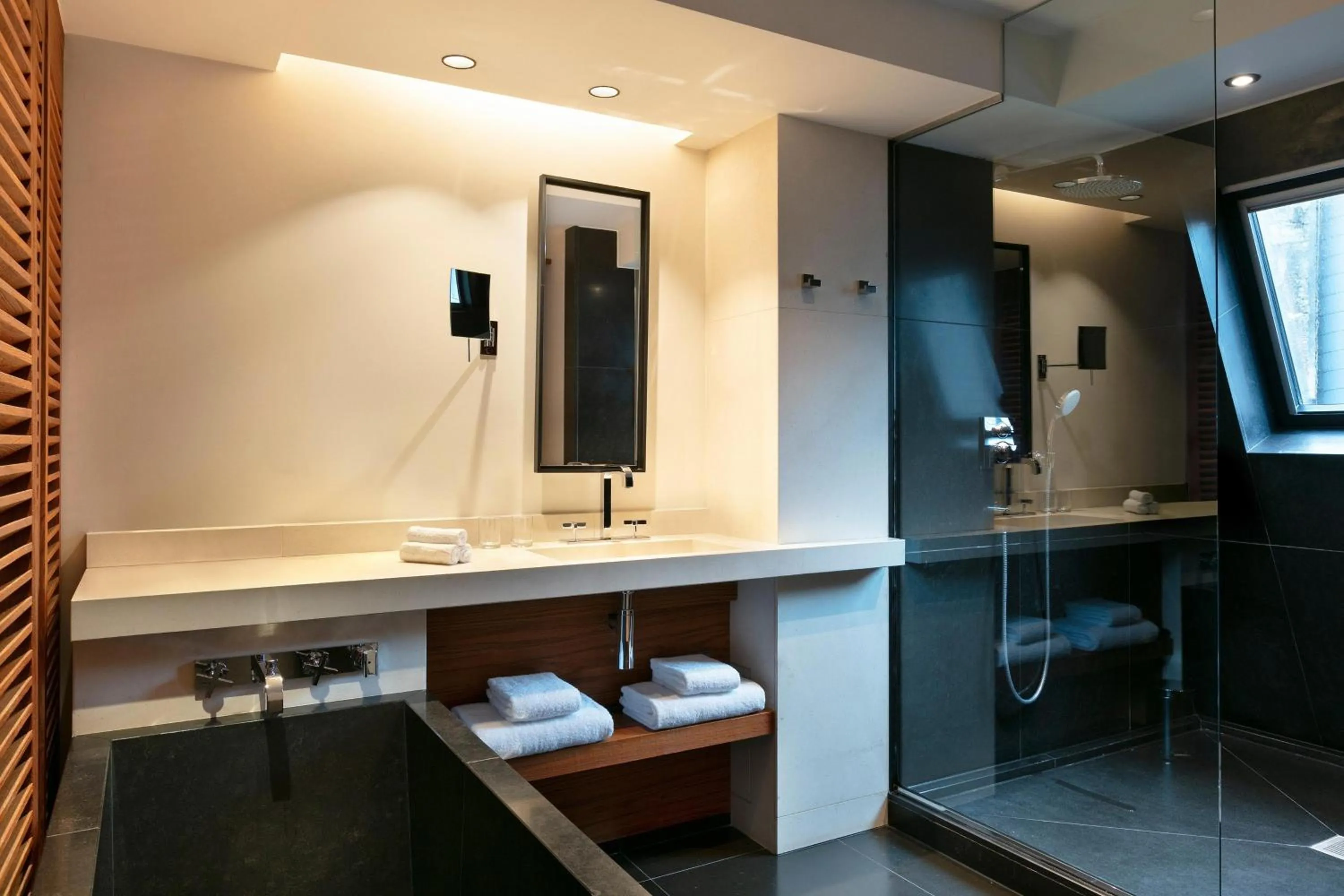 Bathroom in Le Metropolitan, Paris Tour Eiffel, a Tribute Portfolio Hotel