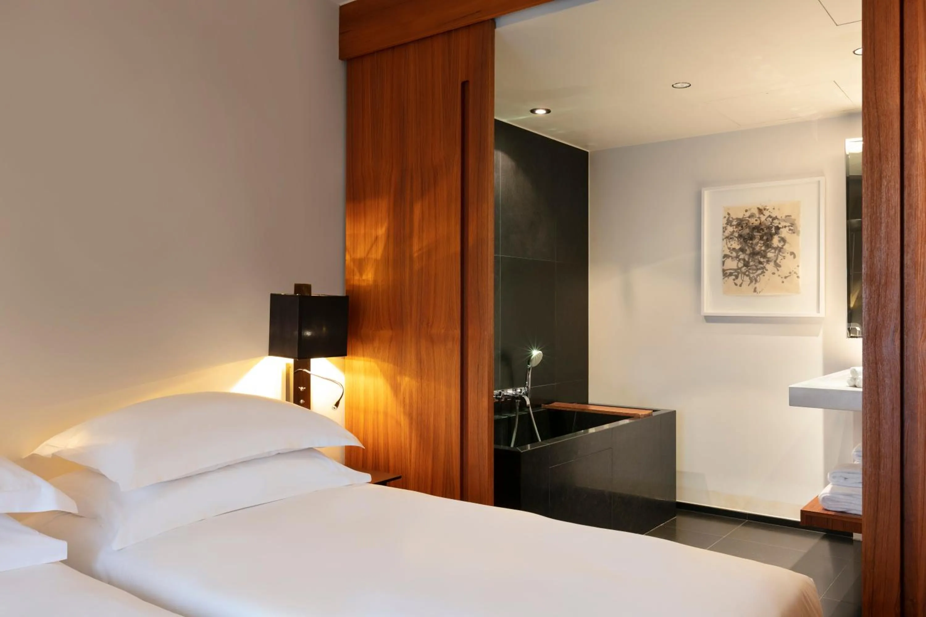 Shower, Bed in Le Metropolitan, Paris Tour Eiffel, a Tribute Portfolio Hotel