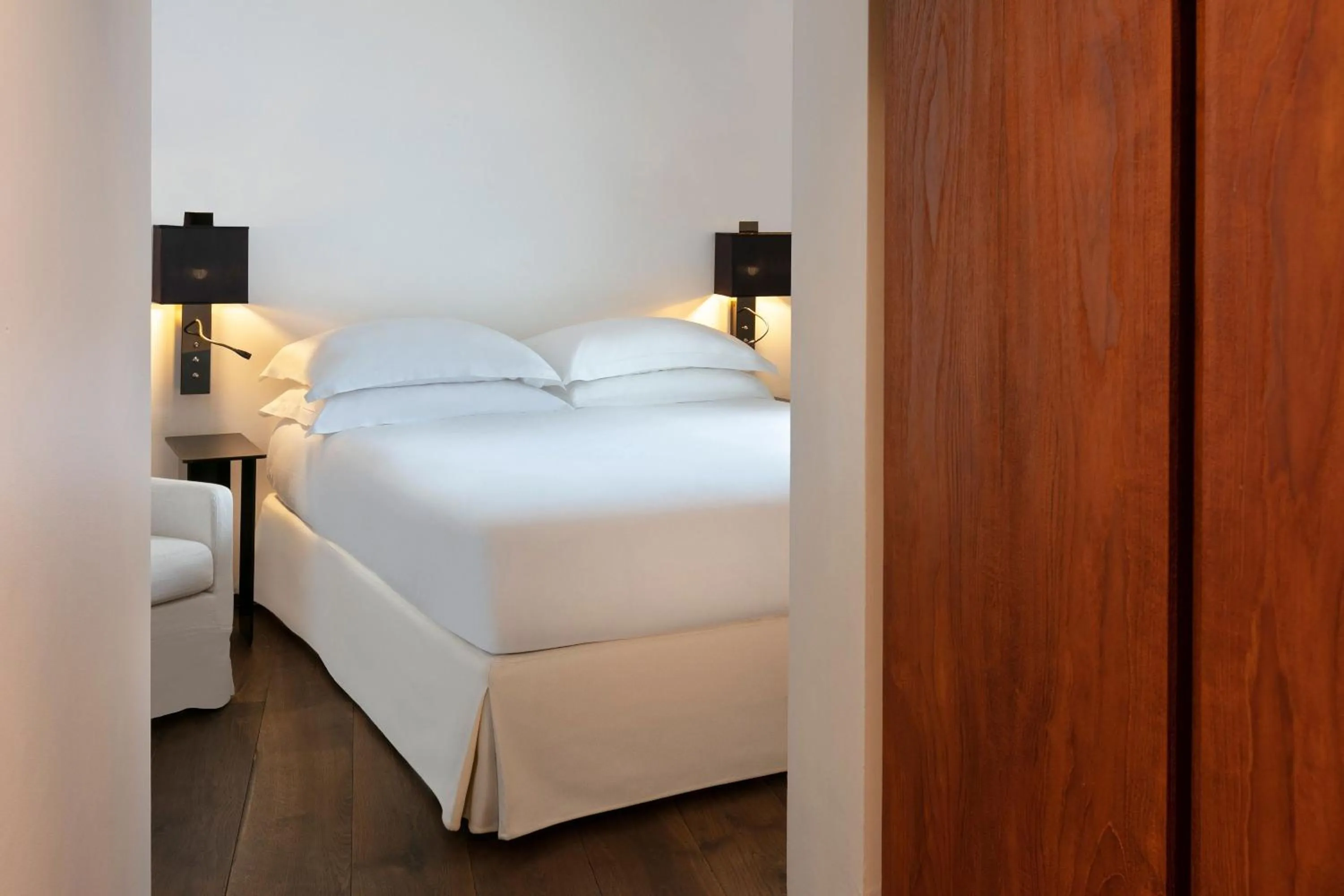 Photo of the whole room, Bed in Le Metropolitan, Paris Tour Eiffel, a Tribute Portfolio Hotel