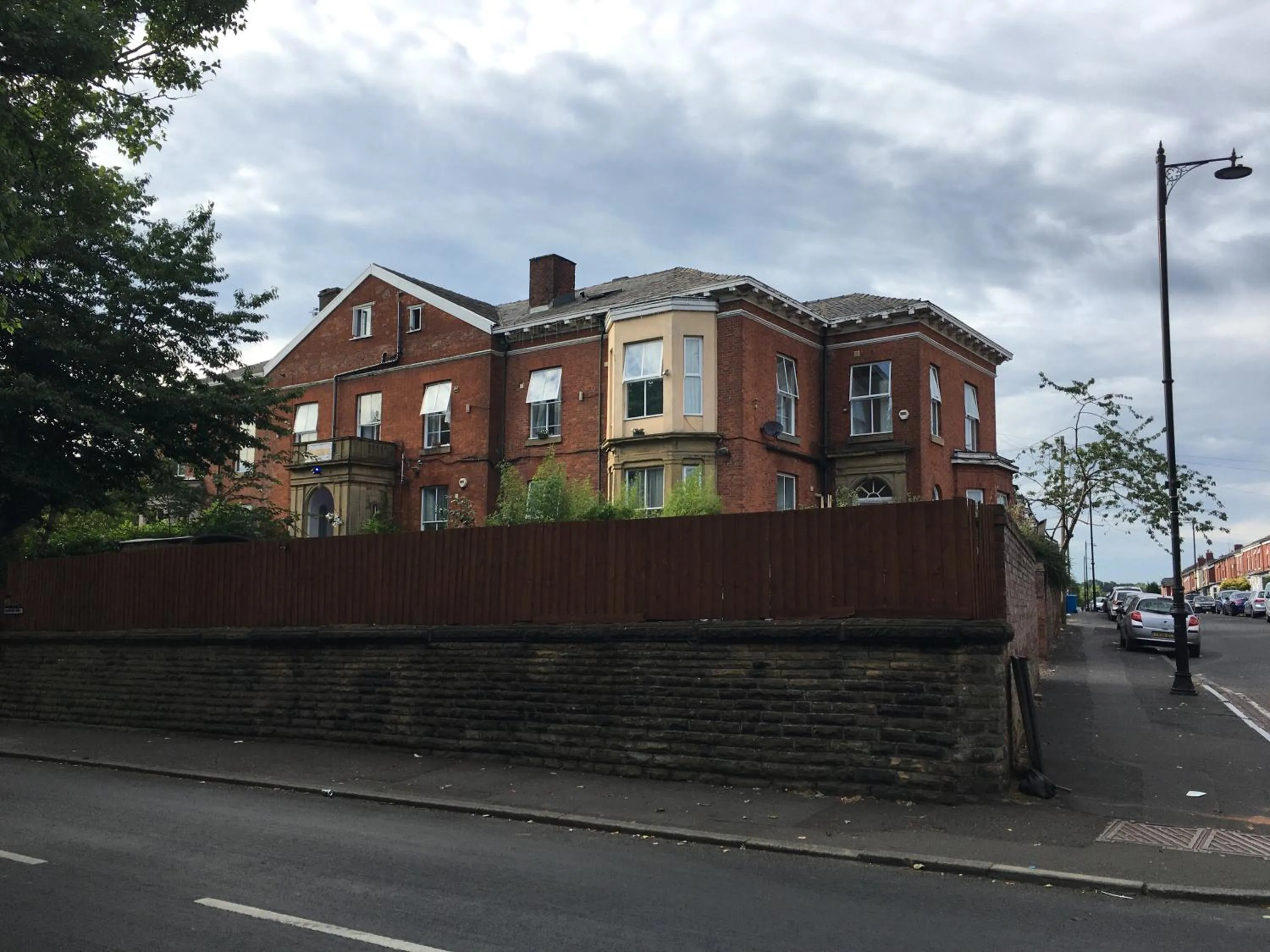 Property building in Queens Guesthouse Manchester