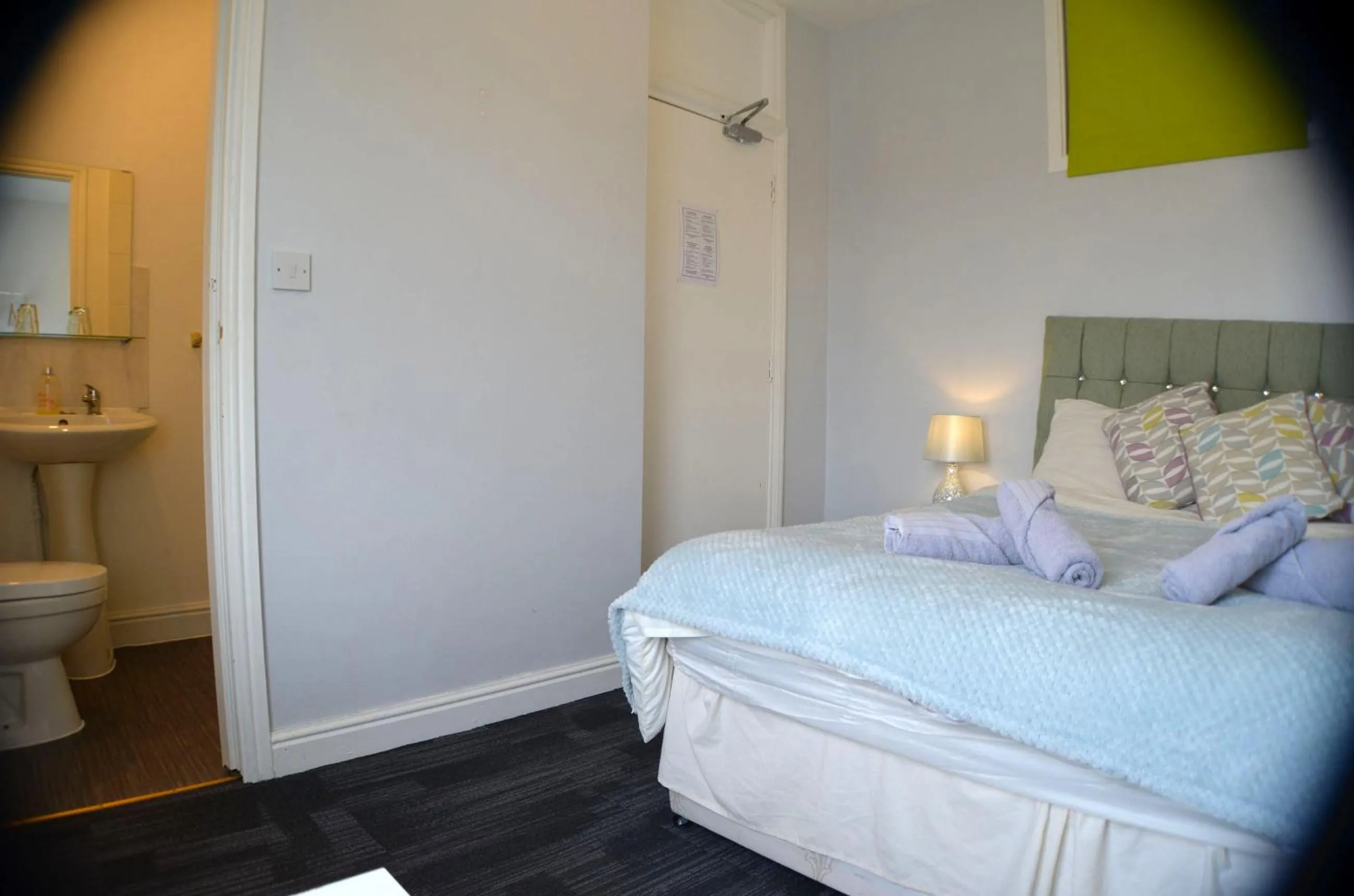 Bedroom, Bed in Queens Guesthouse Manchester