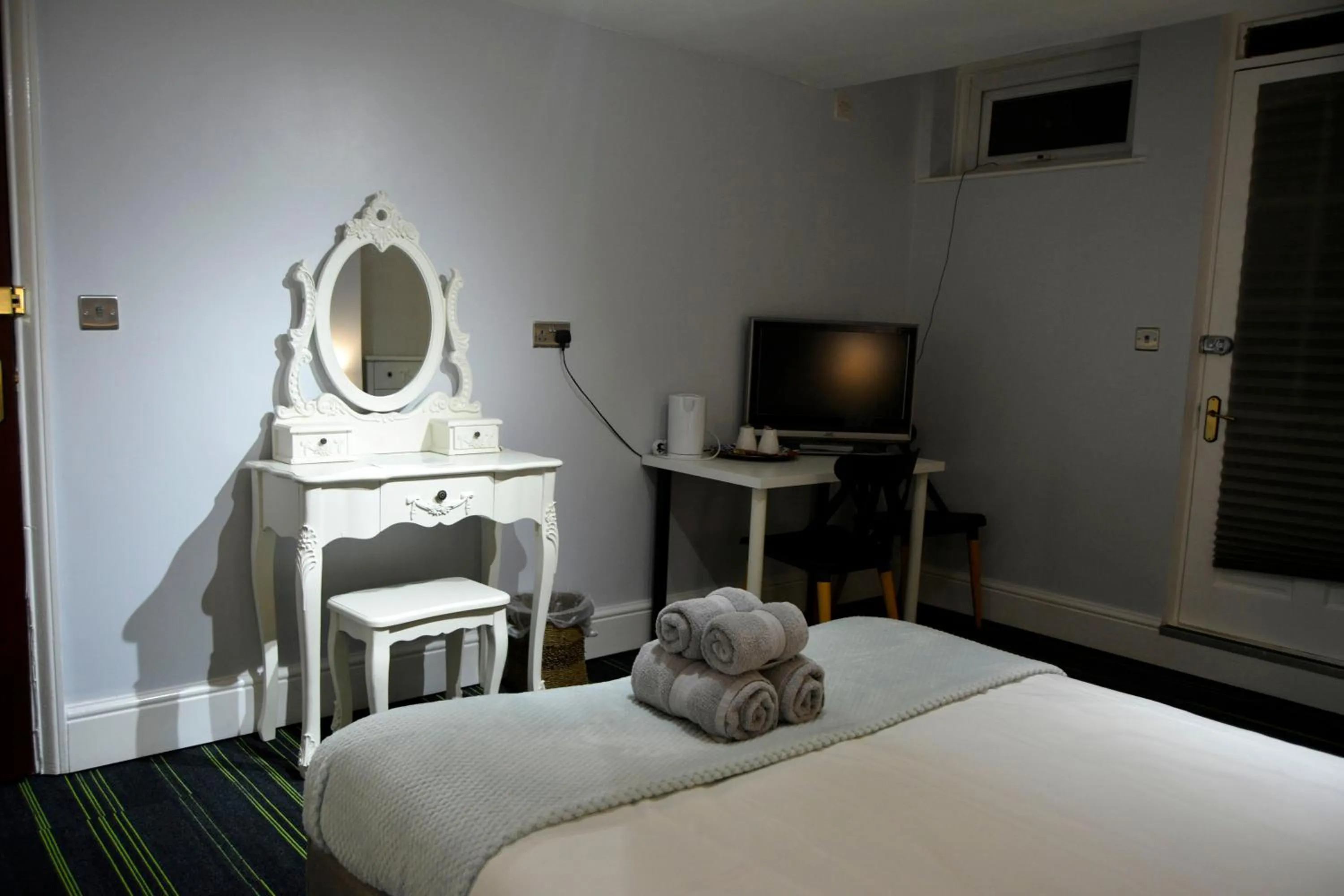 TV and multimedia, Bed in Queens Guesthouse Manchester