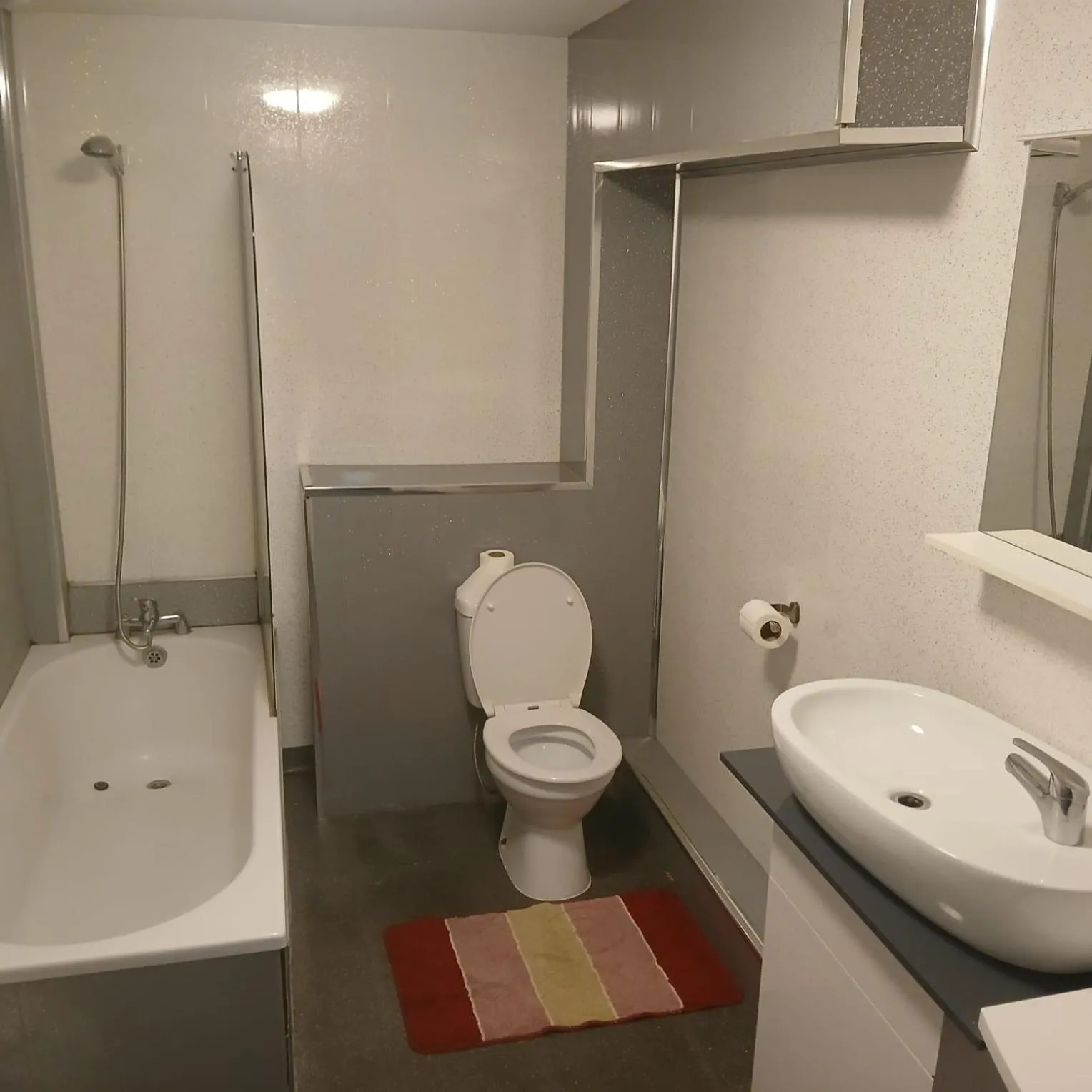 Bathroom in Queens Guesthouse Manchester