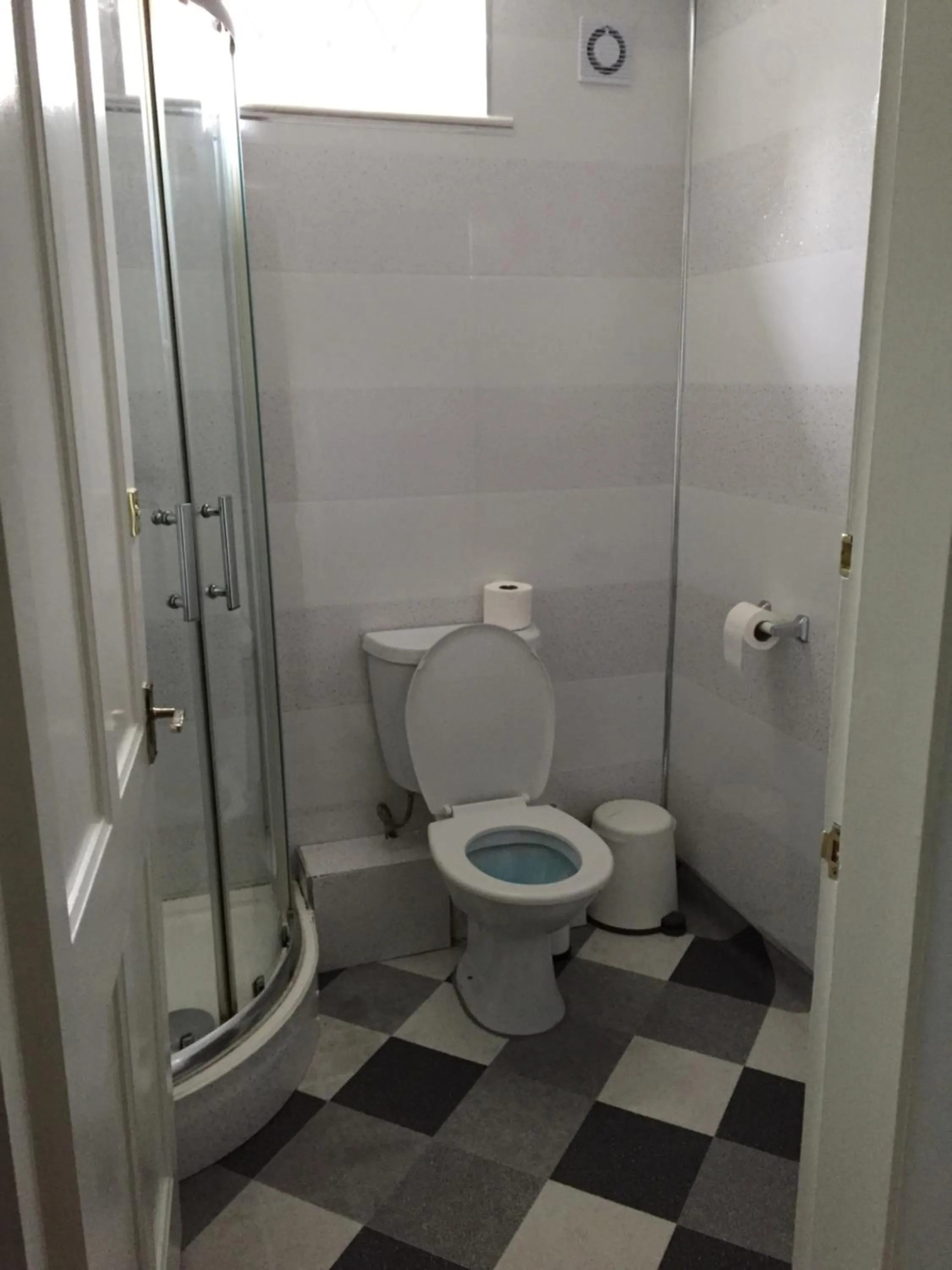 Bathroom in Queens Guesthouse Manchester