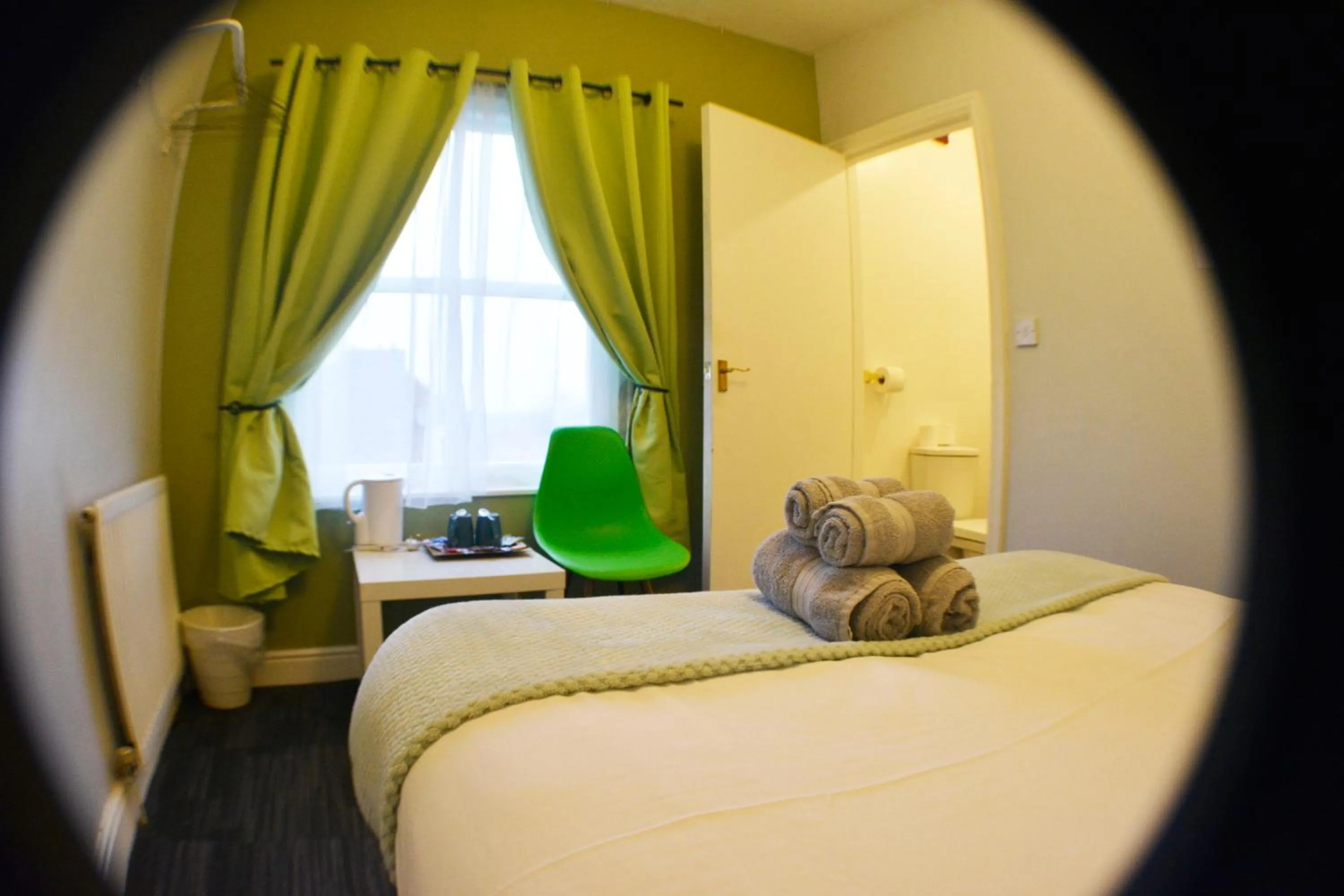 Bedroom, Bed in Queens Guesthouse Manchester