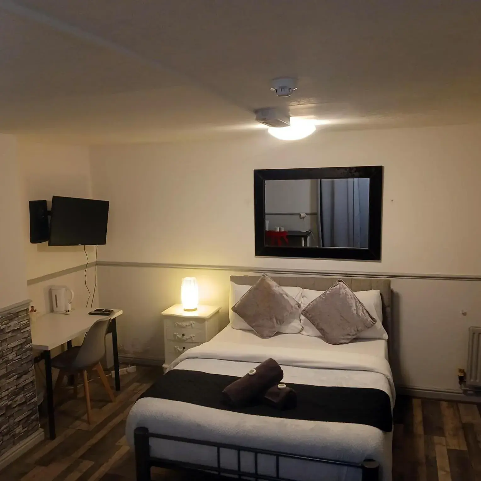 Quadruple Room with Shared Bathroom in Queens Guesthouse Manchester Quadruple Room with Shared Bathroom in Queens Guesthouse Manchester