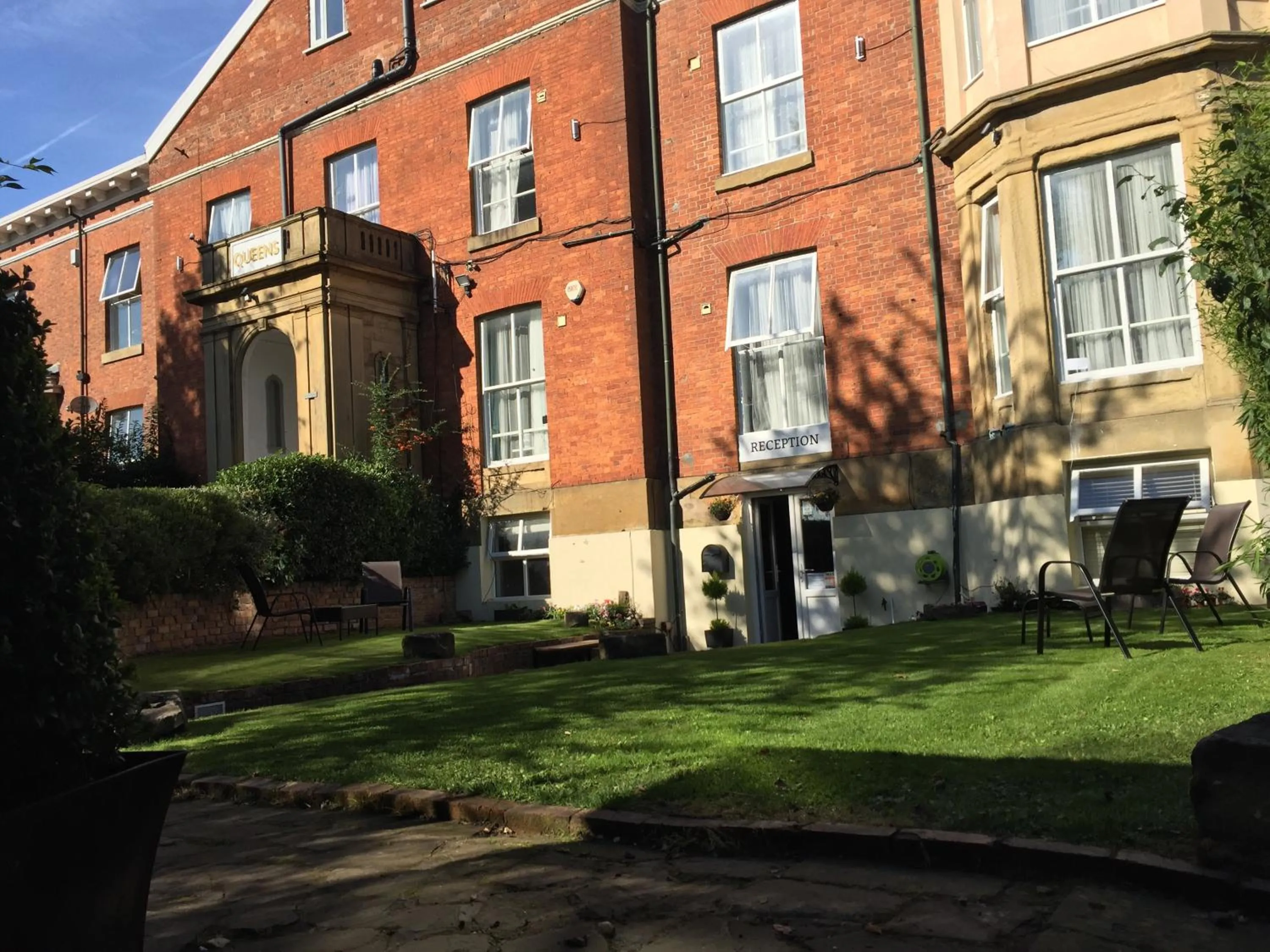 Facade/entrance in Queens Guesthouse Manchester