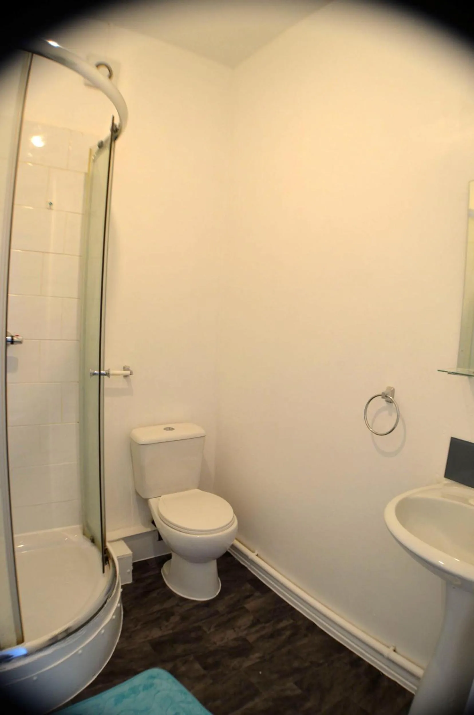 Bathroom in Queens Guesthouse Manchester