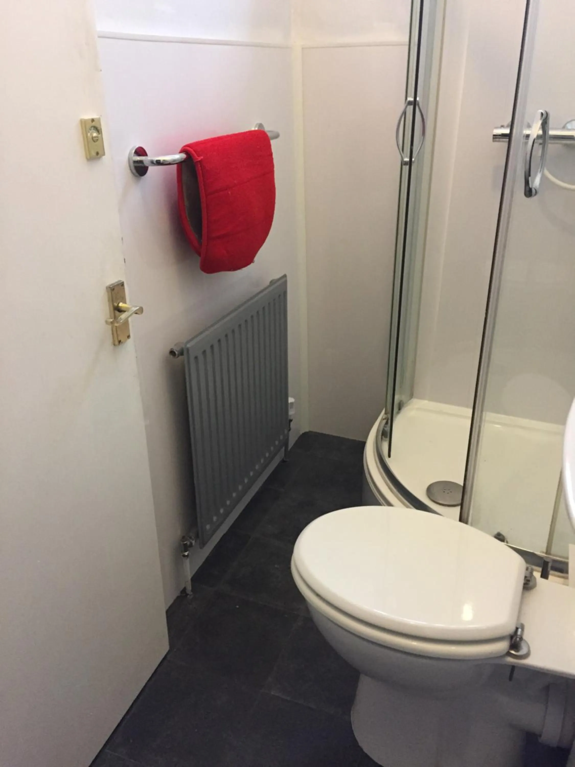 Bathroom in Queens Guesthouse Manchester