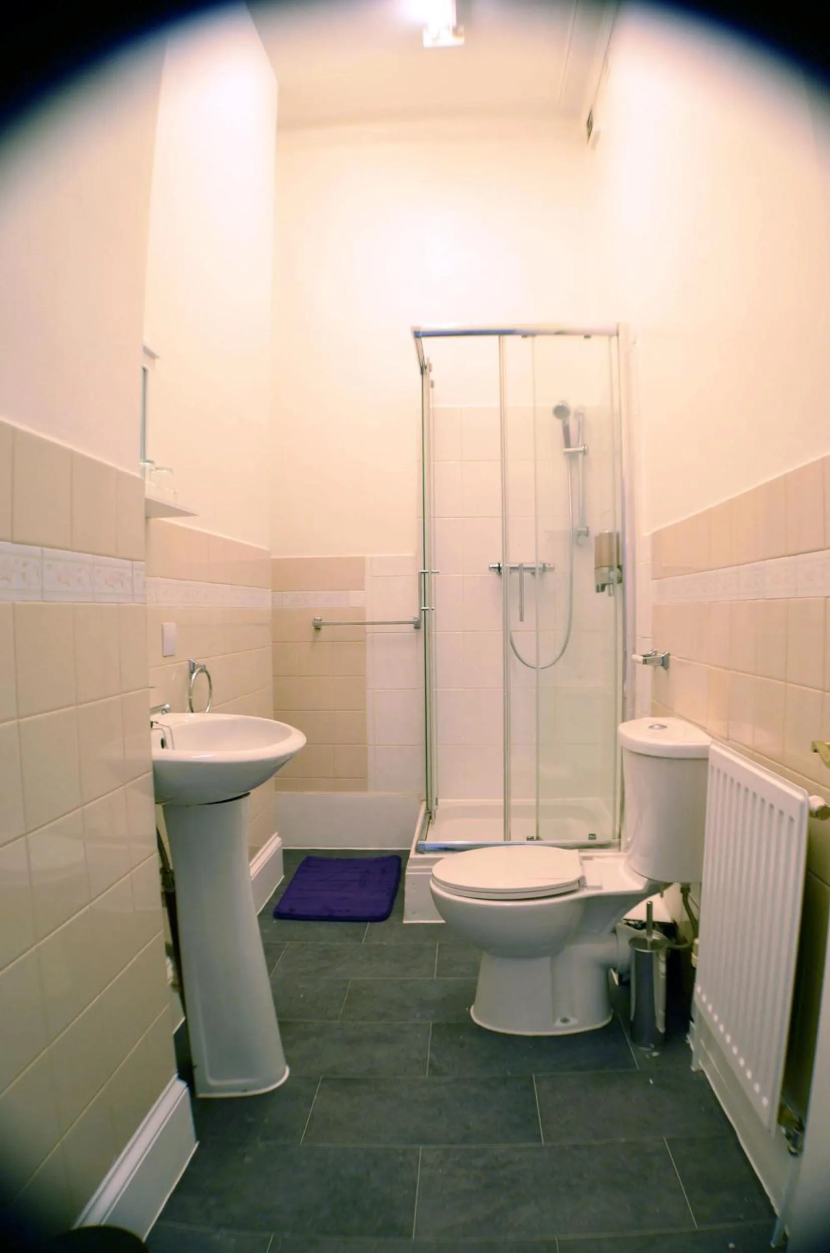 Shower in Queens Guesthouse Manchester