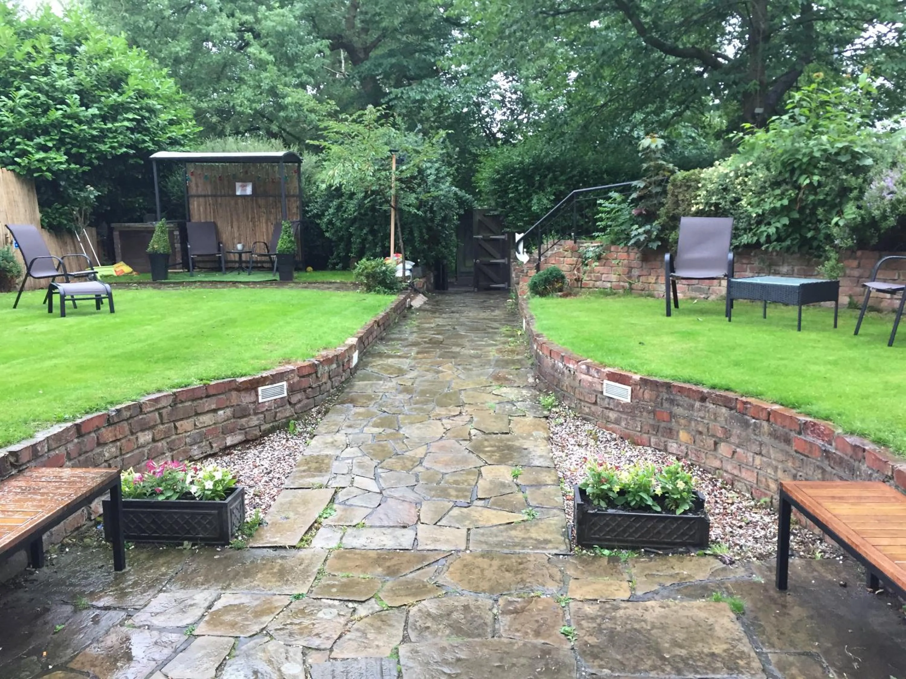 Garden in Queens Guesthouse Manchester