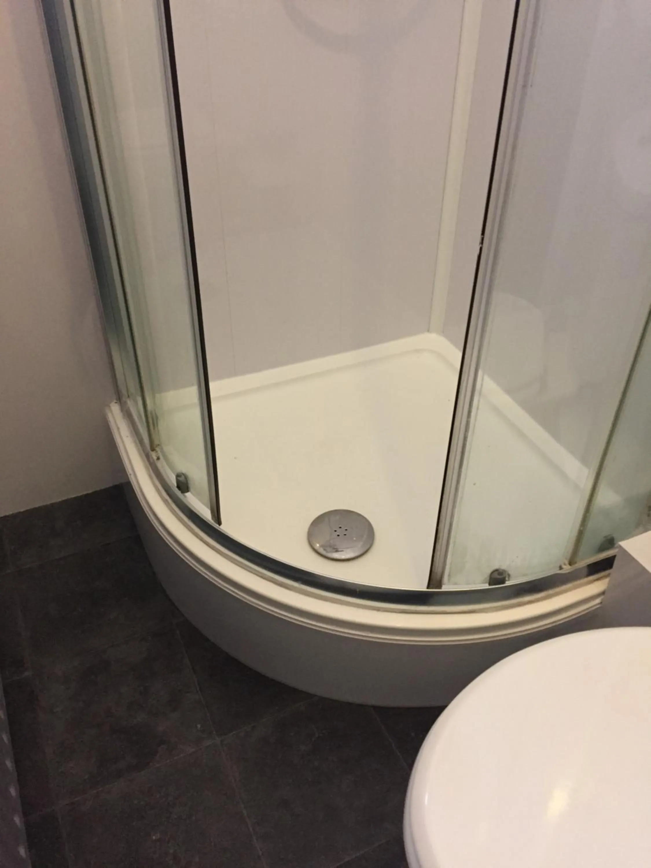 Bathroom in Queens Guesthouse Manchester