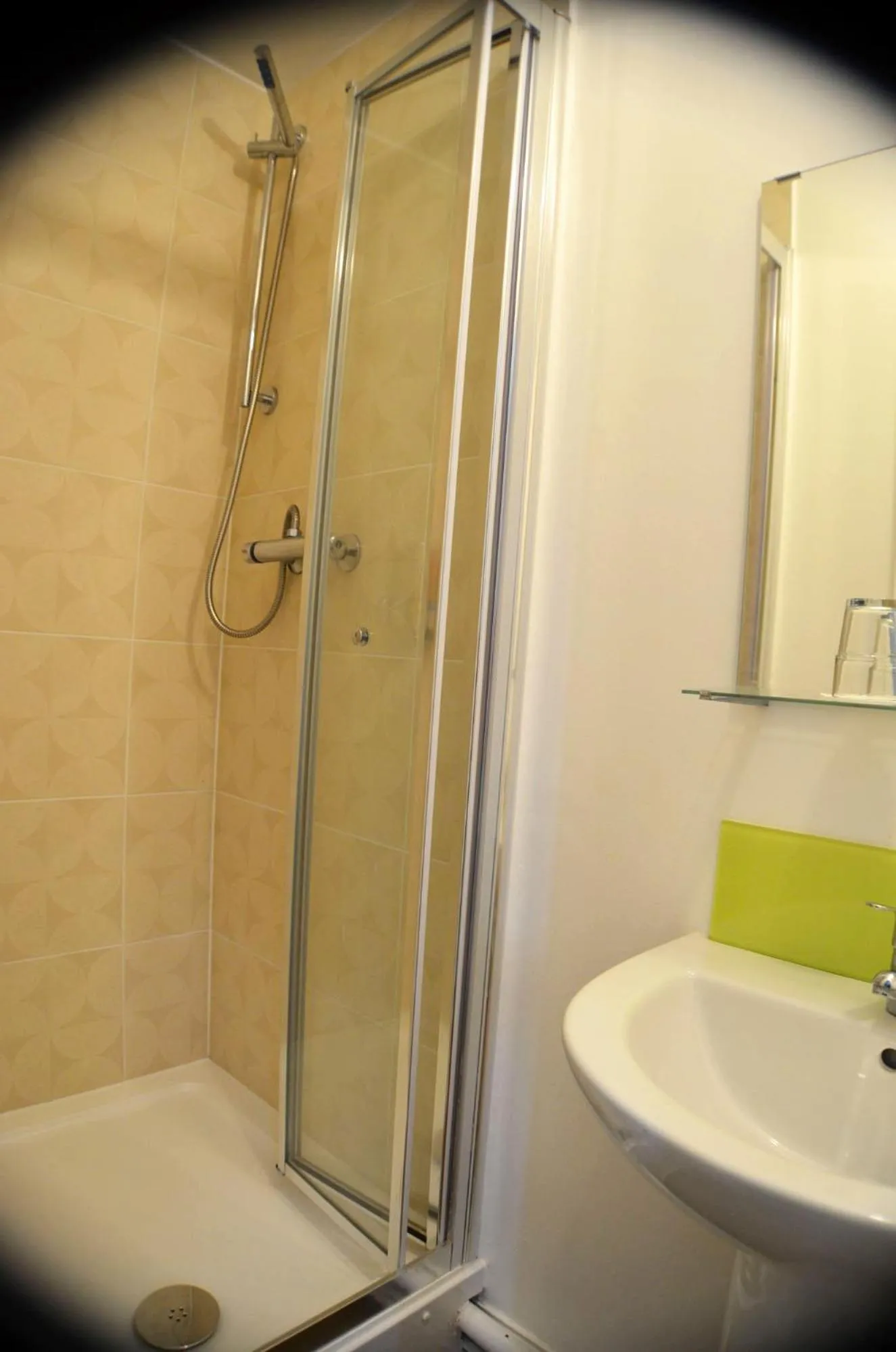 Shower in Queens Guesthouse Manchester