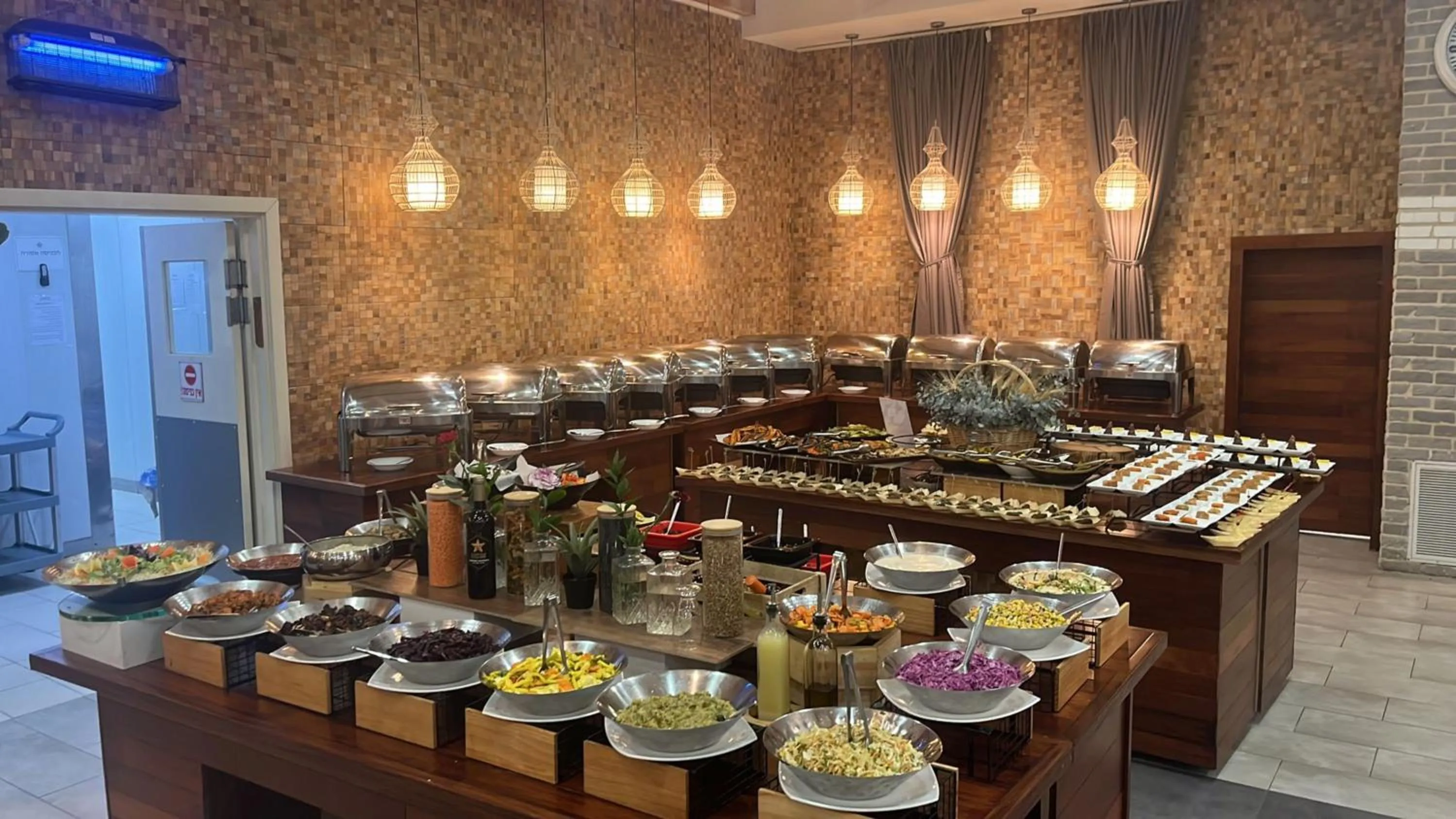 Restaurant/places to eat in Yarden Estate Hotel